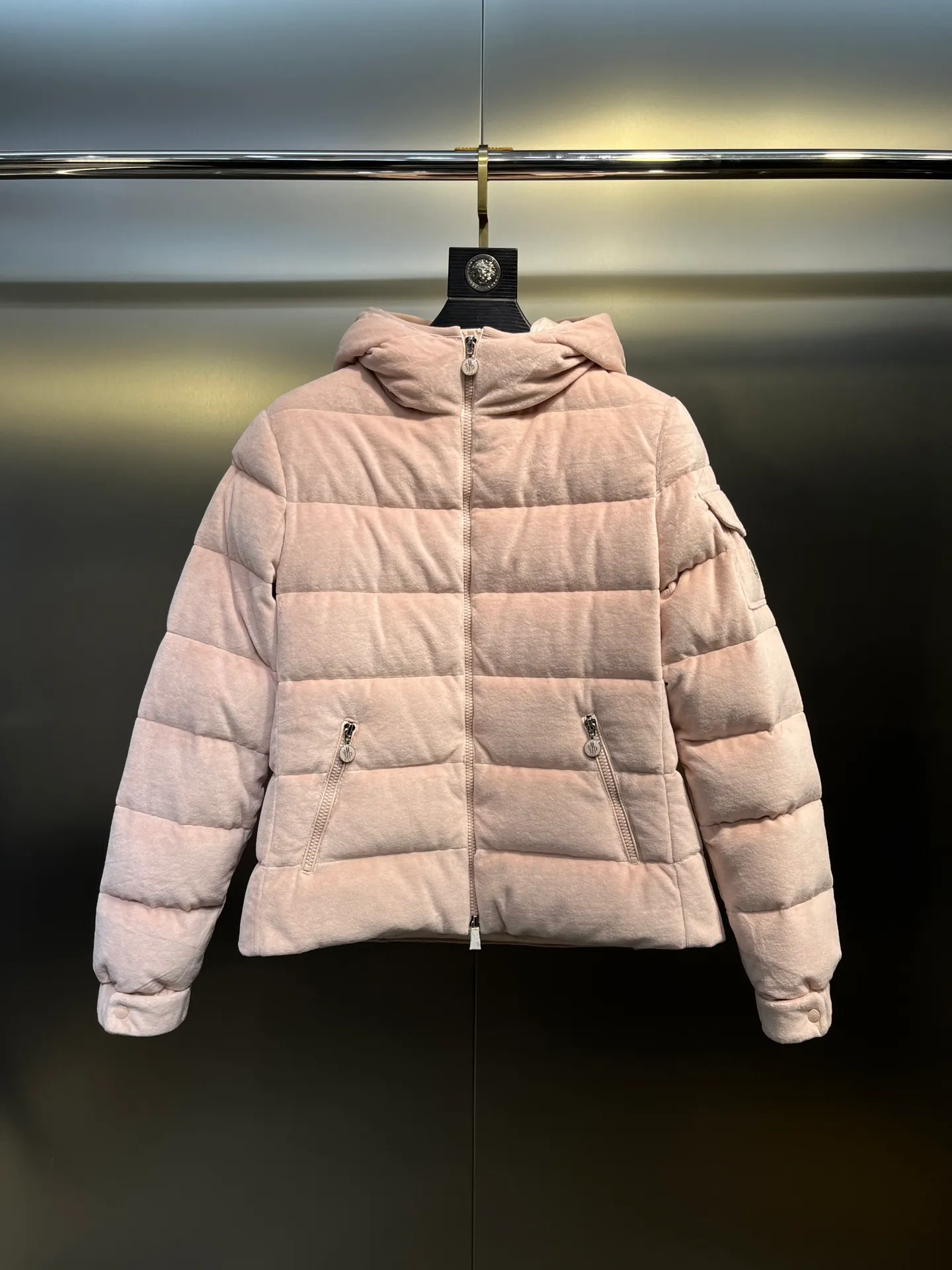 P1120 moncler🌟 New autumn and winter down jacket. Original custom-made hardware accessories are all imported and original customization. Welcome to compare. Absolutely high quality. Use top-grade 90 white duck down. Super soft. Filled with fluffy and full feathers. Super heavy work. Fabric workmanship is perfect. Note that the fabric is super comfortable. Exclusive size: 1234