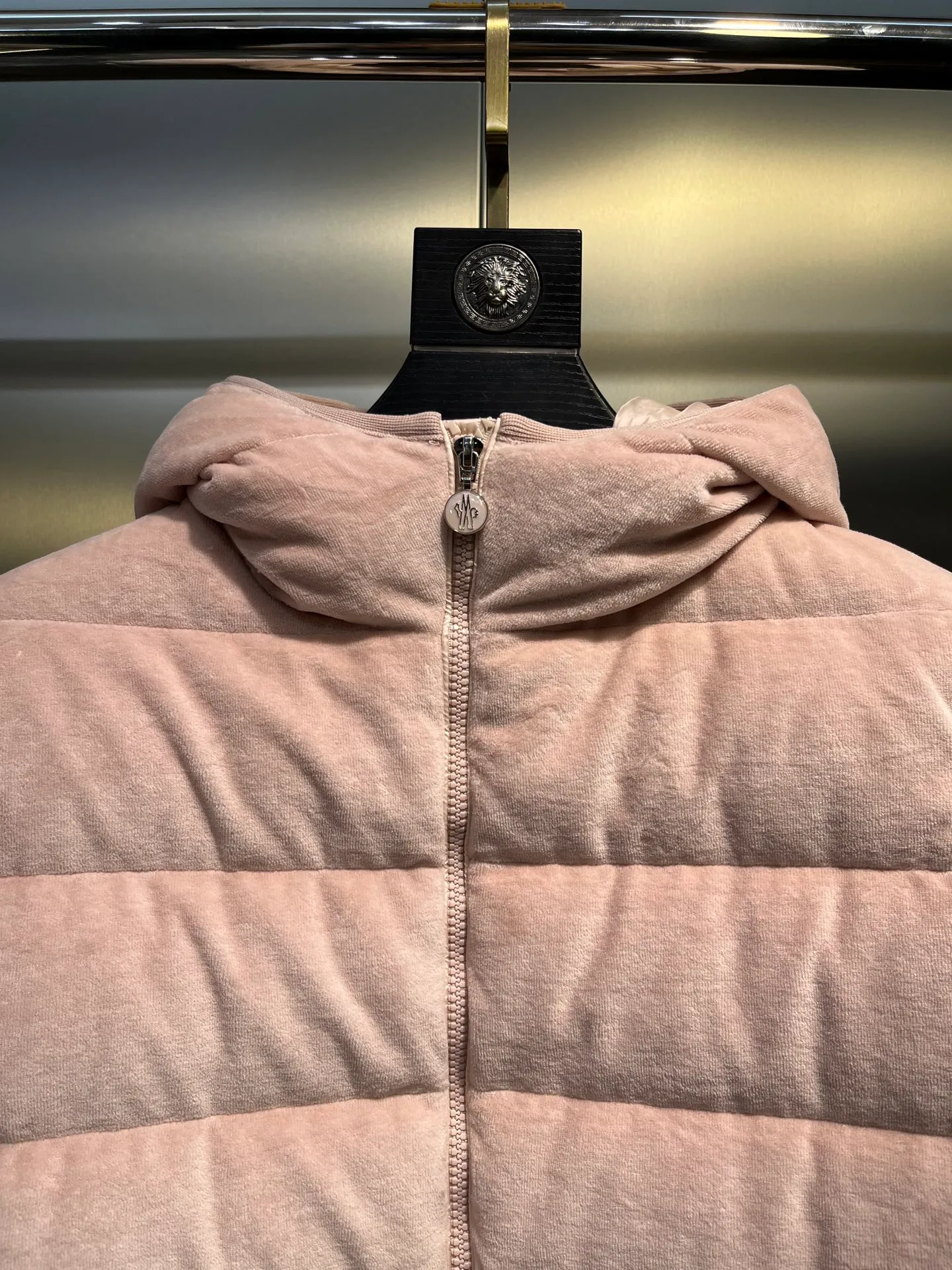 P1120 moncler🌟 New autumn and winter down jacket. Original custom-made hardware accessories are all imported and original customization. Welcome to compare. Absolutely high quality. Use top-grade 90 white duck down. Super soft. Filled with fluffy and full feathers. Super heavy work. Fabric workmanship is perfect. Note that the fabric is super comfortable. Exclusive size: 1234