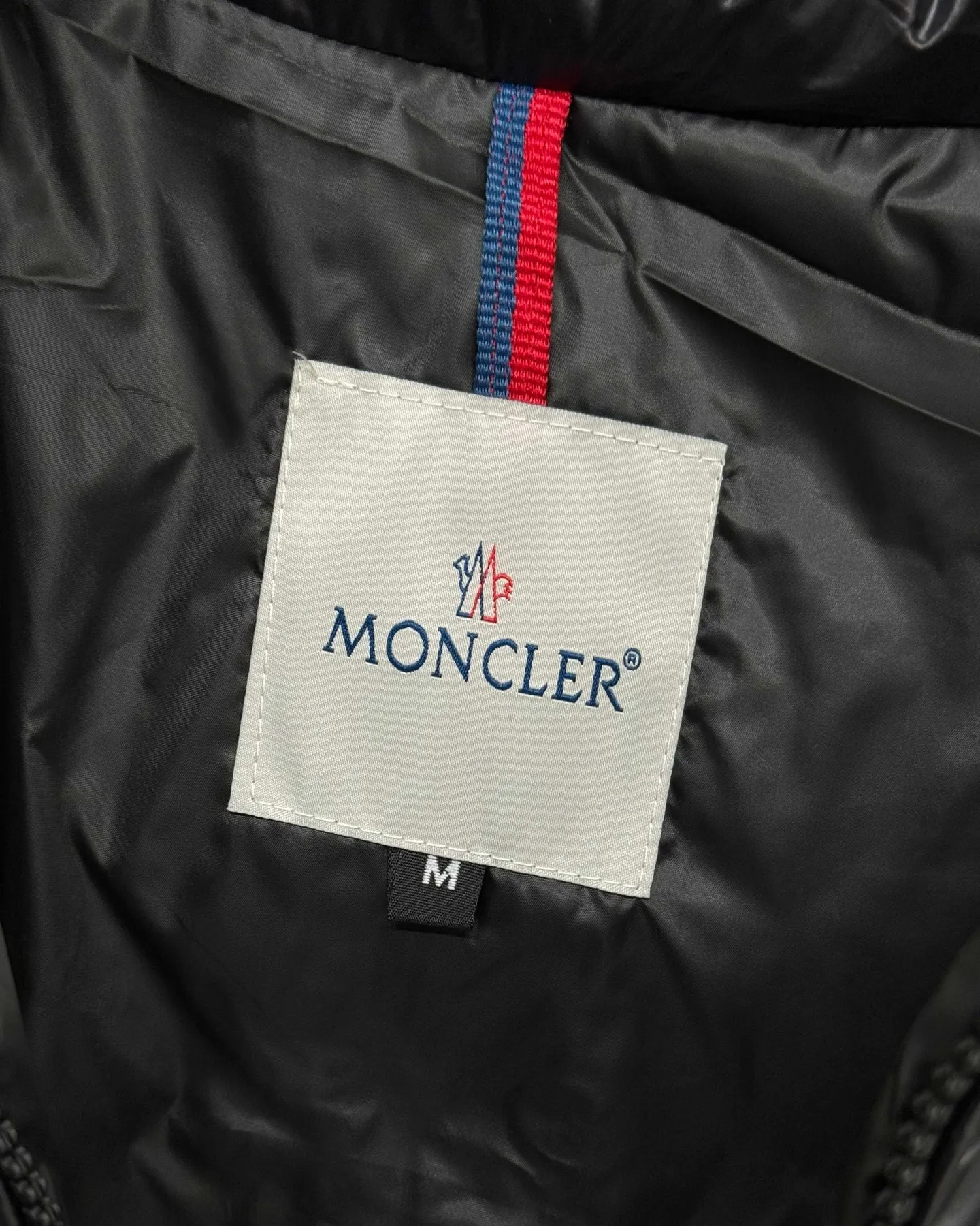 P260 Moncler/Moncler Maya down jacket vest for men and women, couples style, stand-up collar, buttoned zipper jacket, warm windproof vest. Moncler Ania down jacket vest, black glossy tear-proof fabric + high-quality goose down filling, perfect thermal insulation! Zipper opening and closing, practical and flexible. The Moncler logo on the front is simple and elegant, with exquisite details and smooth and durable hardware. It can be easily controlled for daily commuting and outdoor activities, and it is very fashionable when paired with a jacket or turtleneck~ The ace color with hidden edge, effortless control of the whole scene. The chest LOGO can be authenticated at a touch, and technology crowns luxury. Style number: A108# Color: black white Size: S-XXL Length Bust Shoulder width S 66 114 44.5 M 68 119 46 L 70 124 47.5 XL 72 129 49 XXL 74 134 50.5