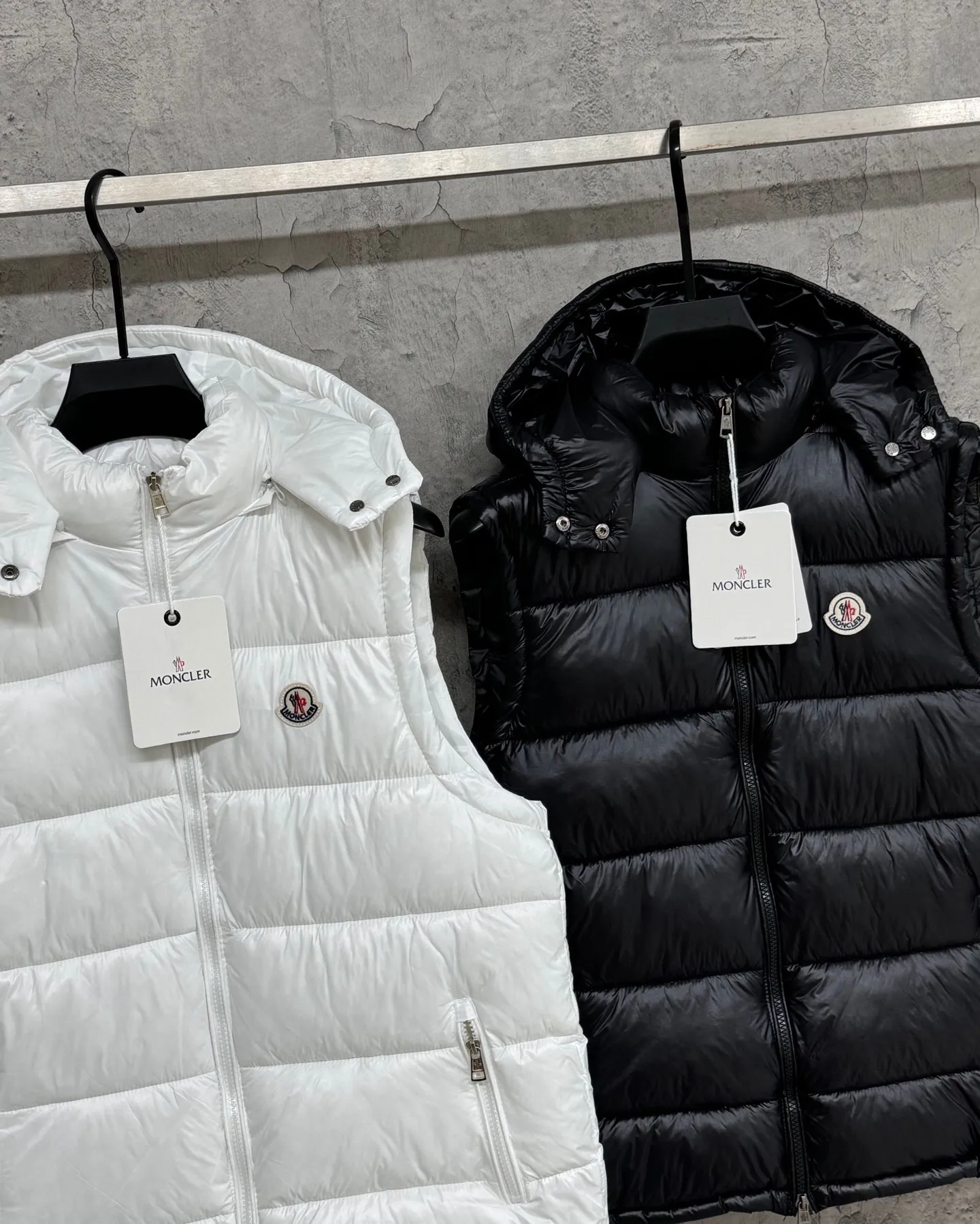 P260 Moncler/Moncler Maya down jacket vest for men and women, couples style, stand-up collar, buttoned zipper jacket, warm windproof vest. Moncler Ania down jacket vest, black glossy tear-proof fabric + high-quality goose down filling, perfect thermal insulation! Zipper opening and closing, practical and flexible. The Moncler logo on the front is simple and elegant, with exquisite details and smooth and durable hardware. It can be easily controlled for daily commuting and outdoor activities, and it is very fashionable when paired with a jacket or turtleneck~ The ace color with hidden edge, effortless control of the whole scene. The chest LOGO can be authenticated at a touch, and technology crowns luxury. Style number: A108# Color: black white Size: S-XXL Length Bust Shoulder width S 66 114 44.5 M 68 119 46 L 70 124 47.5 XL 72 129 49 XXL 74 134 50.5