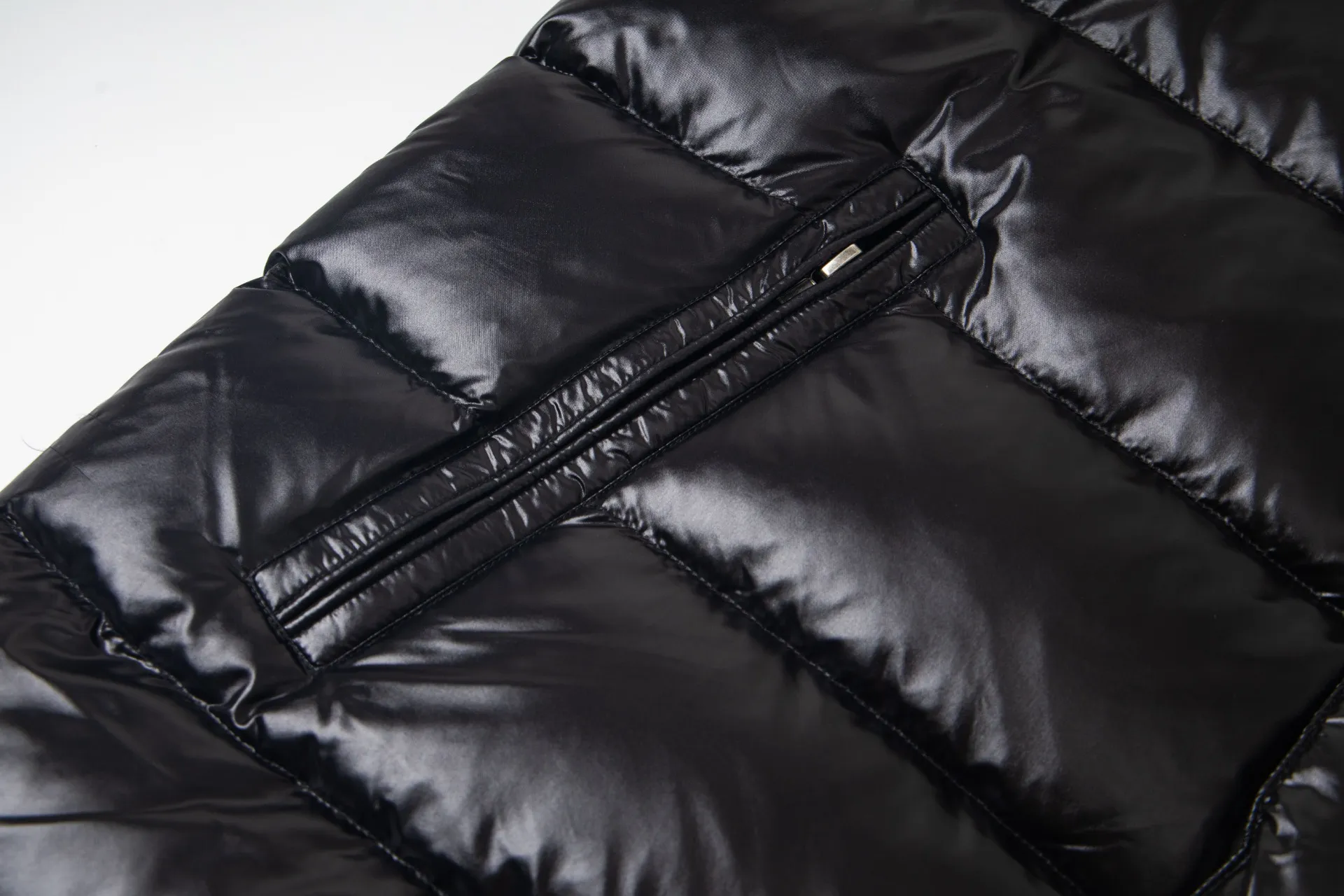 P550 model number: G115 Moncler's new stand-up collar vest down jacket top 1️⃣The fabric is made of advanced custom-made bright nylon and is completely the same as the original version. The fabric details and hardware are truly the same as the original version, and the details are impeccable! 2️⃣It is very youthful and energetic, and can be easily worn by both men and women. It is very in line with the fashion aesthetic concepts of today's young people! 3️⃣Full set of customized accessories, complete with three standards, same style for men and women, a must-have for couples. Color: black, white, size: 1.2.3.4.5.6