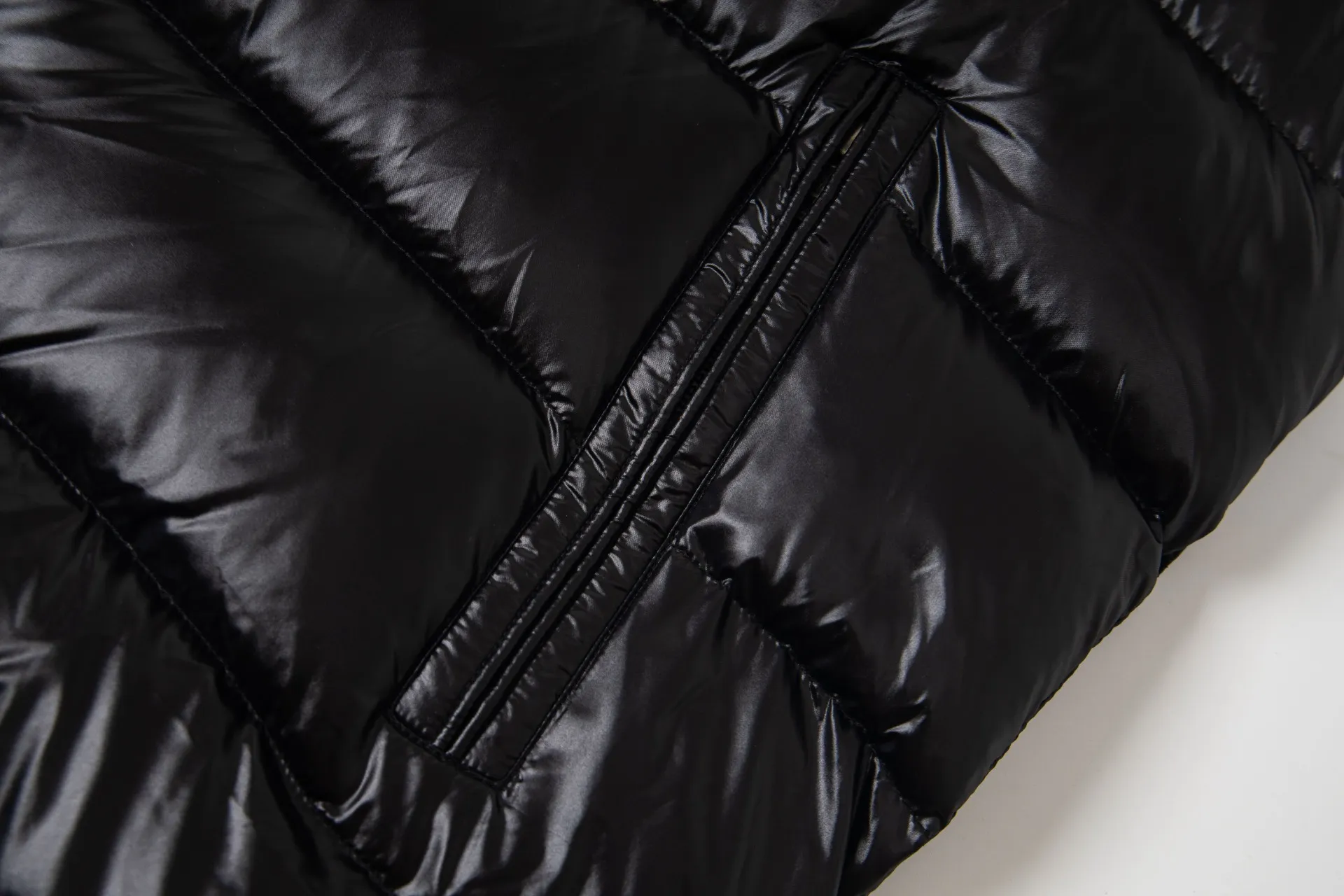 P550 model number: G115 Moncler's new stand-up collar vest down jacket top 1️⃣The fabric is made of advanced custom-made bright nylon and is completely the same as the original version. The fabric details and hardware are truly the same as the original version, and the details are impeccable! 2️⃣It is very youthful and energetic, and can be easily worn by both men and women. It is very in line with the fashion aesthetic concepts of today's young people! 3️⃣Full set of customized accessories, complete with three standards, same style for men and women, a must-have for couples. Color: black, white, size: 1.2.3.4.5.6
