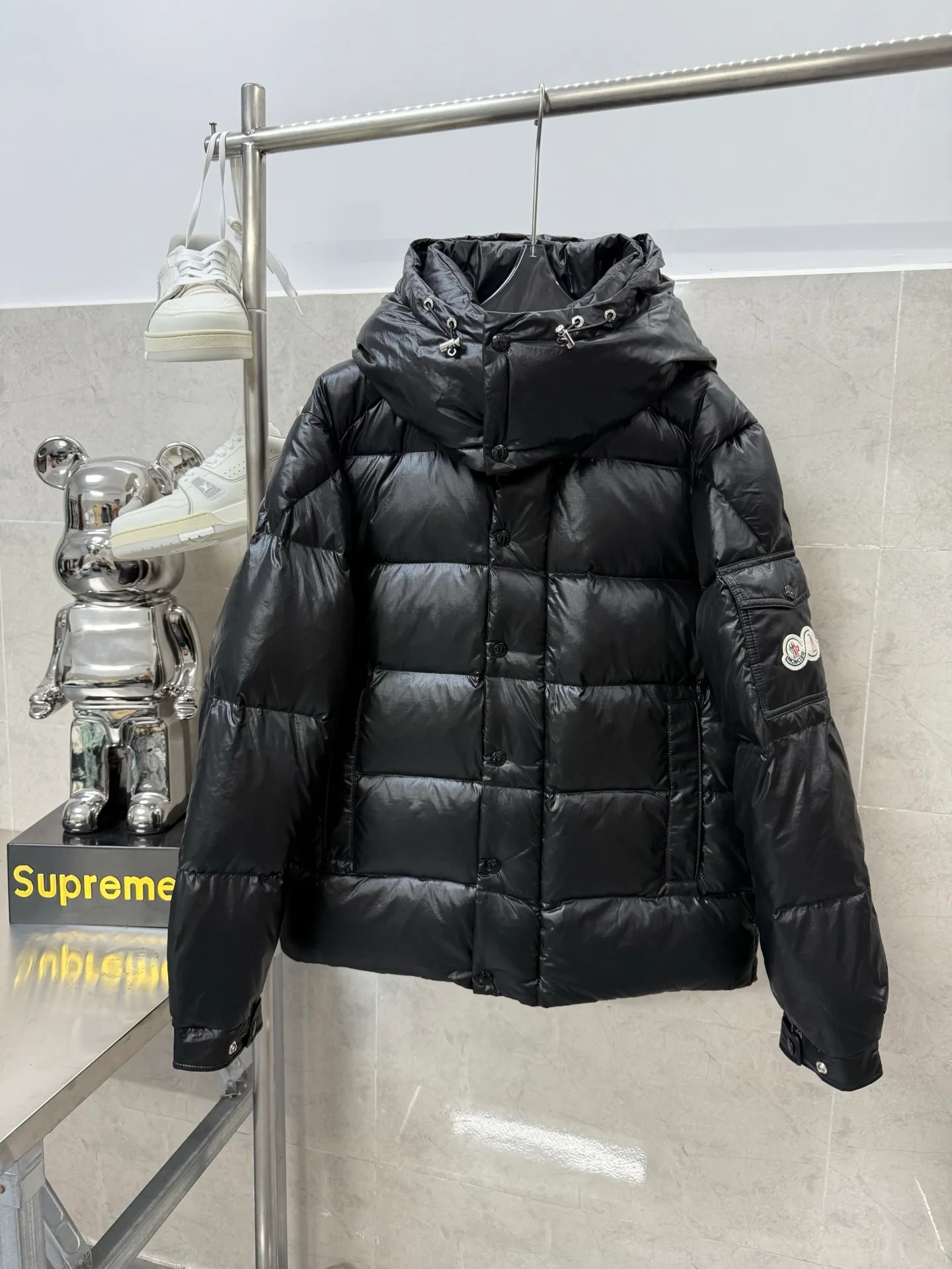 P820 ​​Moncler Maya 70th Anniversary Hooded Down Jacket The Moncler Maya down jacket is specially reinterpreted to celebrate Moncler's 70th anniversary. The iconic style is refreshed in new colors. A classic example of the brand's DNA, it's made from shiny lacquered nylon and embellished with signature rectangular quilting. A classic cropped design that transcends seasons and styles, it features a statement silhouette, removable hood and adjustable hem. The sleeves are decorated with the brand's signature classic patch pockets and a patchwork logo specially designed to celebrate the 70th anniversary. Color: Black Basalt Gray Size: 12345
