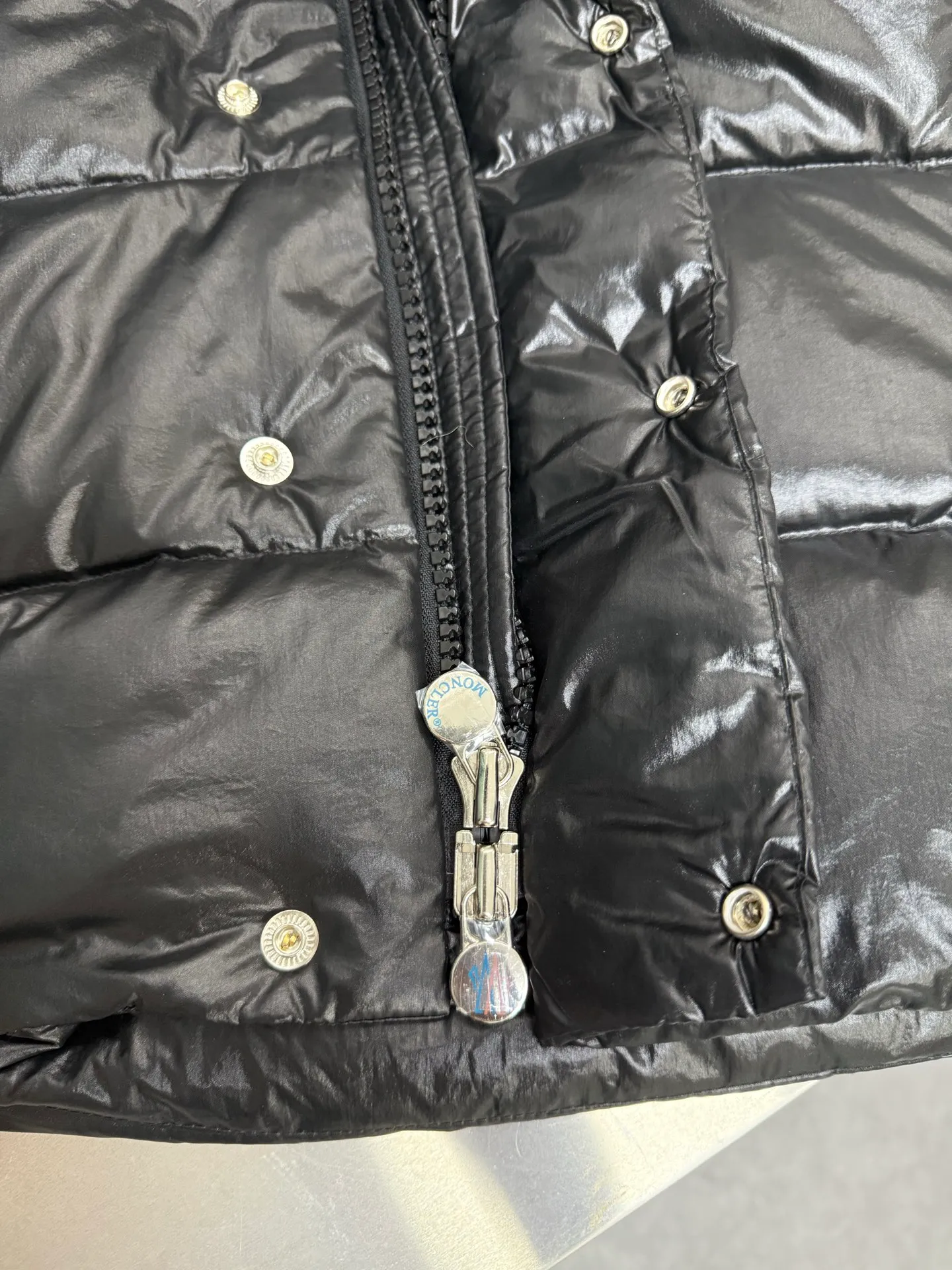 P820 ​​Moncler Maya 70th Anniversary Hooded Down Jacket The Moncler Maya down jacket is specially reinterpreted to celebrate Moncler's 70th anniversary. The iconic style is refreshed in new colors. A classic example of the brand's DNA, it's made from shiny lacquered nylon and embellished with signature rectangular quilting. A classic cropped design that transcends seasons and styles, it features a statement silhouette, removable hood and adjustable hem. The sleeves are decorated with the brand's signature classic patch pockets and a patchwork logo specially designed to celebrate the 70th anniversary. Color: Black Basalt Gray Size: 12345
