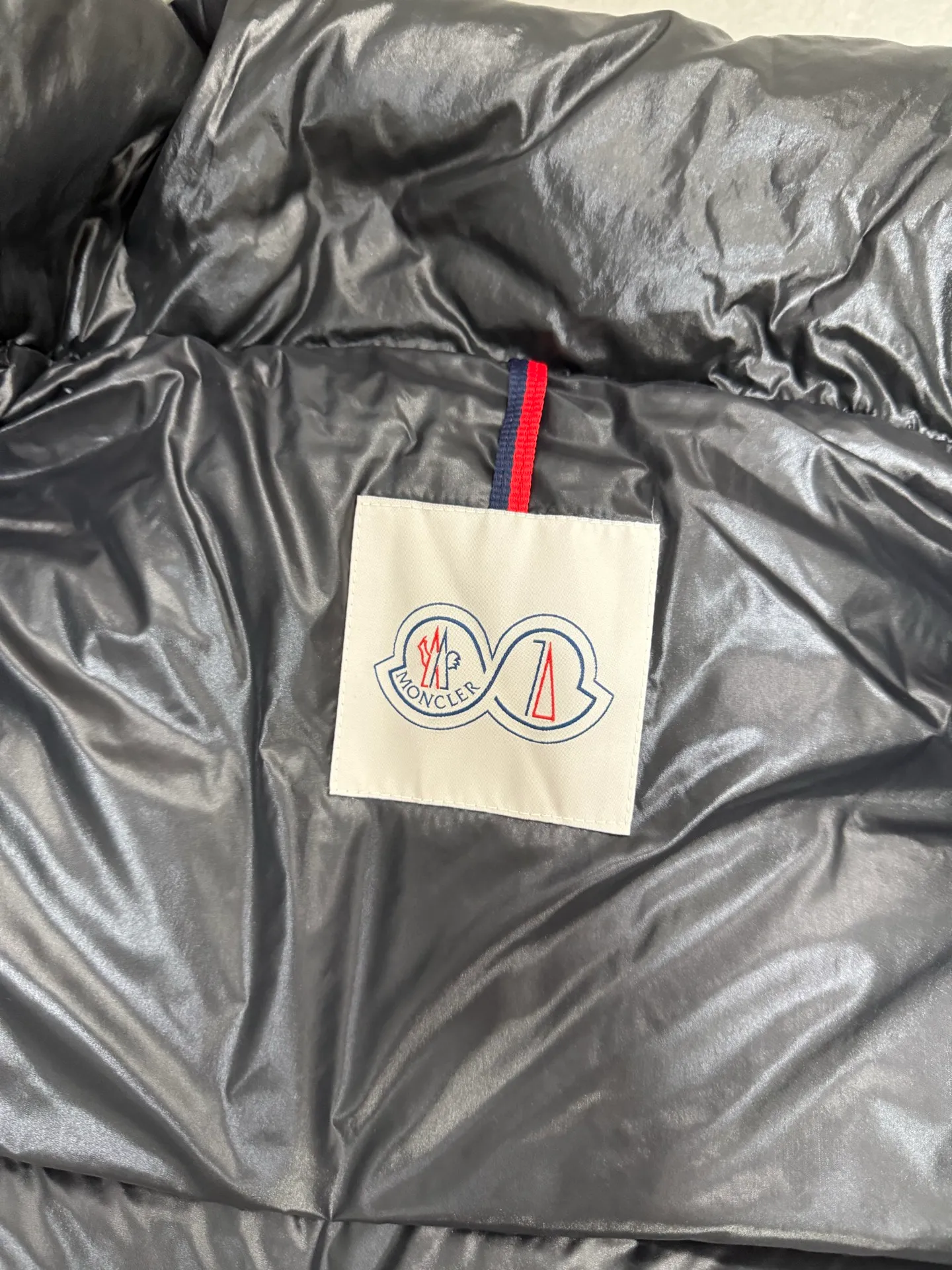 P820 ​​Moncler Maya 70th Anniversary Hooded Down Jacket The Moncler Maya down jacket is specially reinterpreted to celebrate Moncler's 70th anniversary. The iconic style is refreshed in new colors. A classic example of the brand's DNA, it's made from shiny lacquered nylon and embellished with signature rectangular quilting. A classic cropped design that transcends seasons and styles, it features a statement silhouette, removable hood and adjustable hem. The sleeves are decorated with the brand's signature classic patch pockets and a patchwork logo specially designed to celebrate the 70th anniversary. Color: Black Basalt Gray Size: 12345