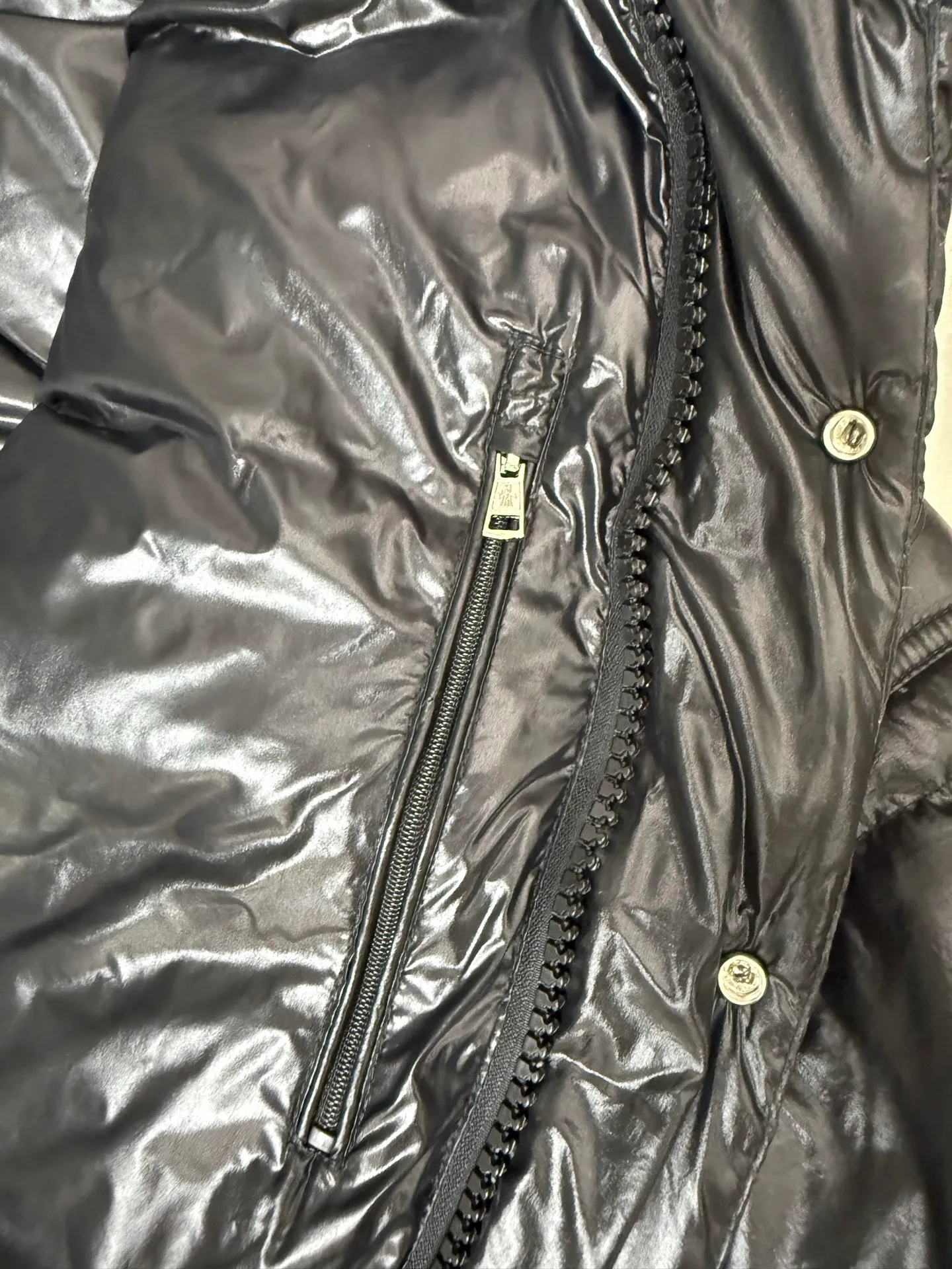 P820 ​​Moncler Maya 70th Anniversary Hooded Down Jacket The Moncler Maya down jacket is specially reinterpreted to celebrate Moncler's 70th anniversary. The iconic style is refreshed in new colors. A classic example of the brand's DNA, it's made from shiny lacquered nylon and embellished with signature rectangular quilting. A classic cropped design that transcends seasons and styles, it features a statement silhouette, removable hood and adjustable hem. The sleeves are decorated with the brand's signature classic patch pockets and a patchwork logo specially designed to celebrate the 70th anniversary. Color: Black Basalt Gray Size: 12345