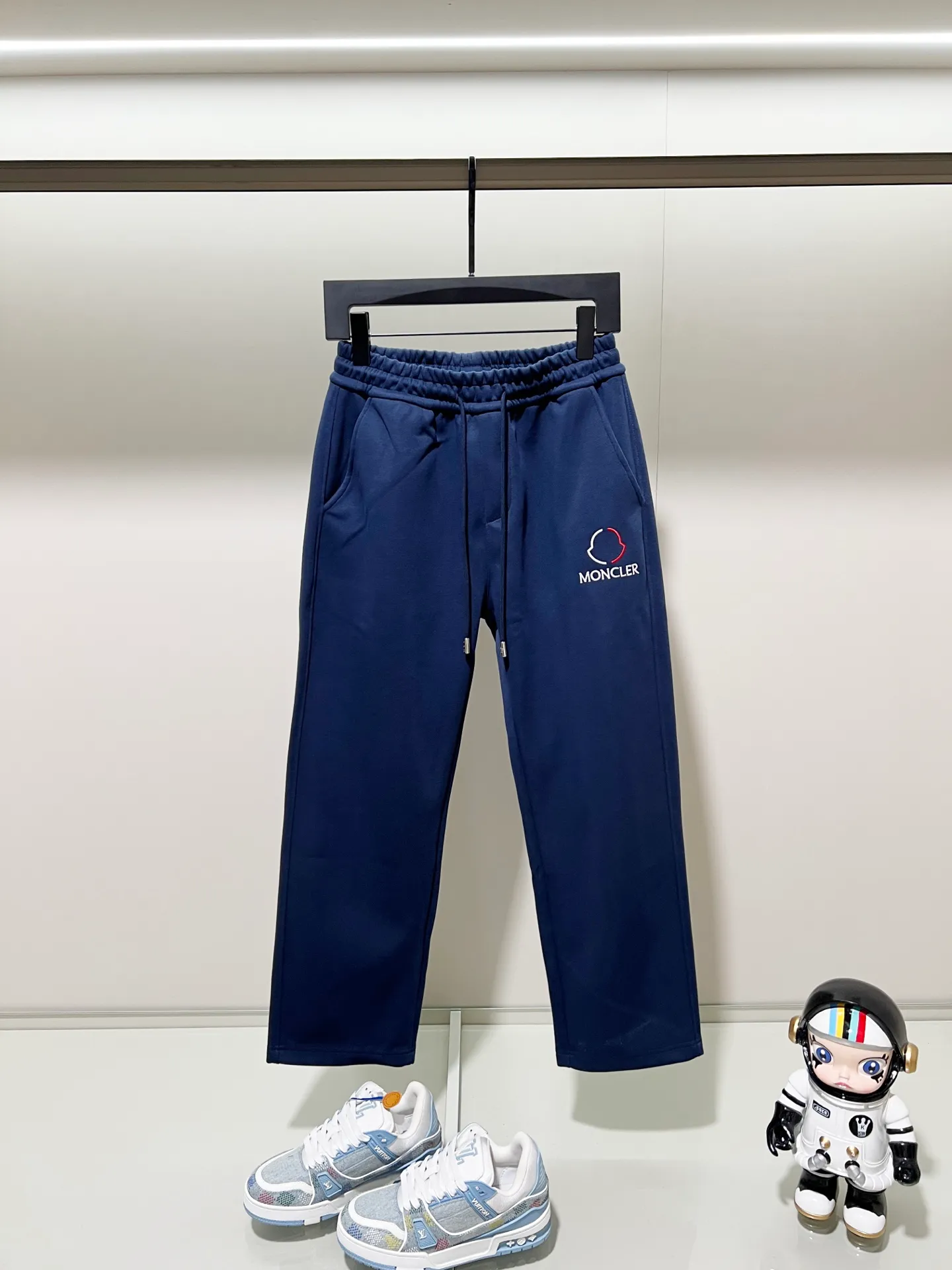 P260 MONCLER/Muzzle Selected 400g custom fabric sweatpants, brand red and white color matching small label embroidery🪡LOGO logo technology, official synchronization, high version, high quality, fashionable personality, versatile trend, pure original quality, original fabric, tag, collar label, washed wheat, three complete standards, color: black, blue. Size: M-3XL