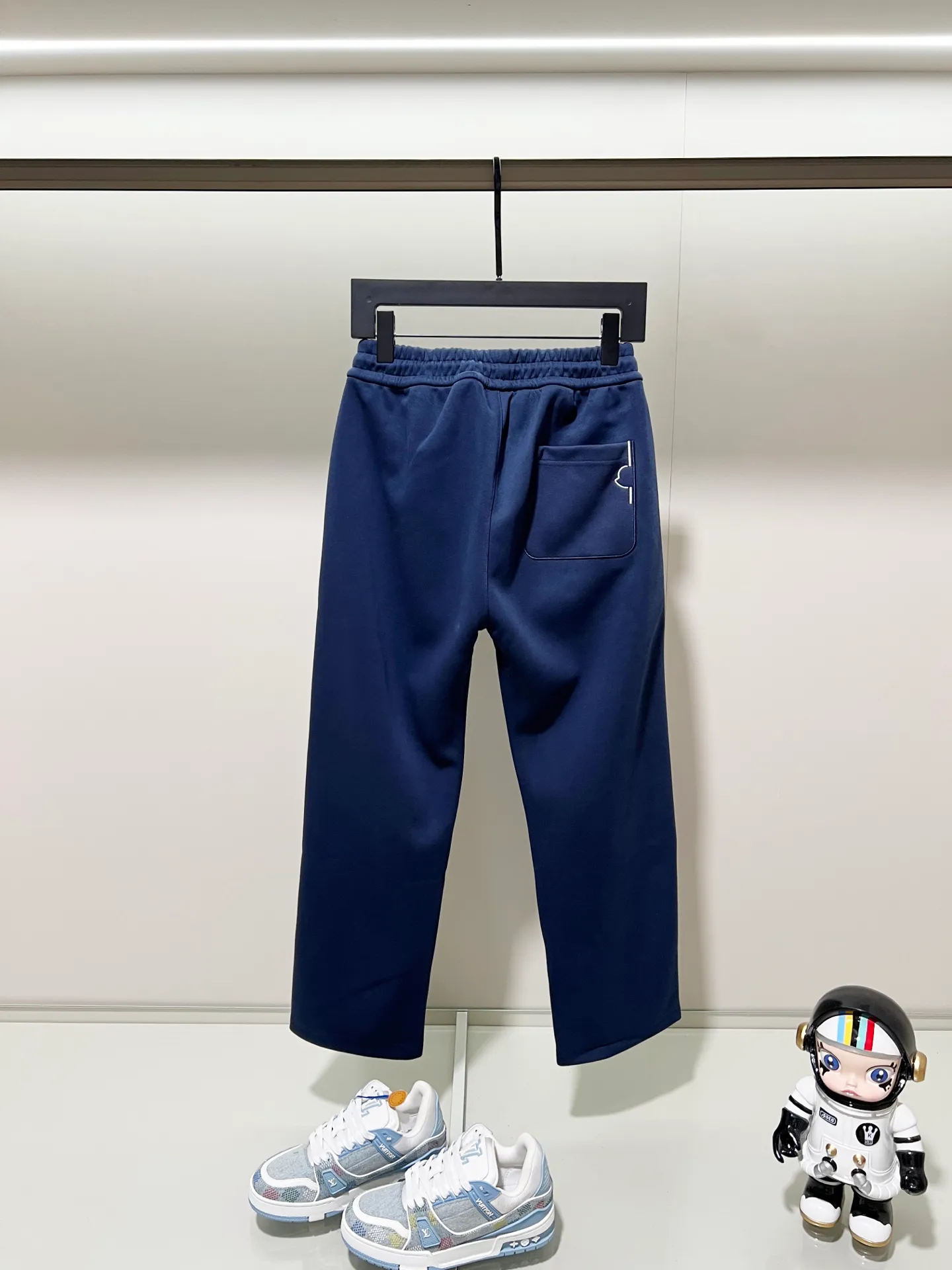 P260 MONCLER/Muzzle Selected 400g custom fabric sweatpants, brand red and white color matching small label embroidery🪡LOGO logo technology, official synchronization, high version, high quality, fashionable personality, versatile trend, pure original quality, original fabric, tag, collar label, washed wheat, three complete standards, color: black, blue. Size: M-3XL