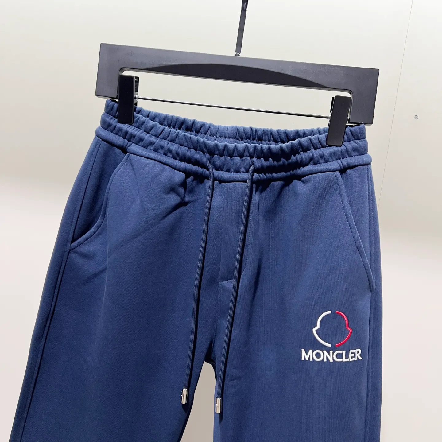 P260 MONCLER/Muzzle Selected 400g custom fabric sweatpants, brand red and white color matching small label embroidery🪡LOGO logo technology, official synchronization, high version, high quality, fashionable personality, versatile trend, pure original quality, original fabric, tag, collar label, washed wheat, three complete standards, color: black, blue. Size: M-3XL