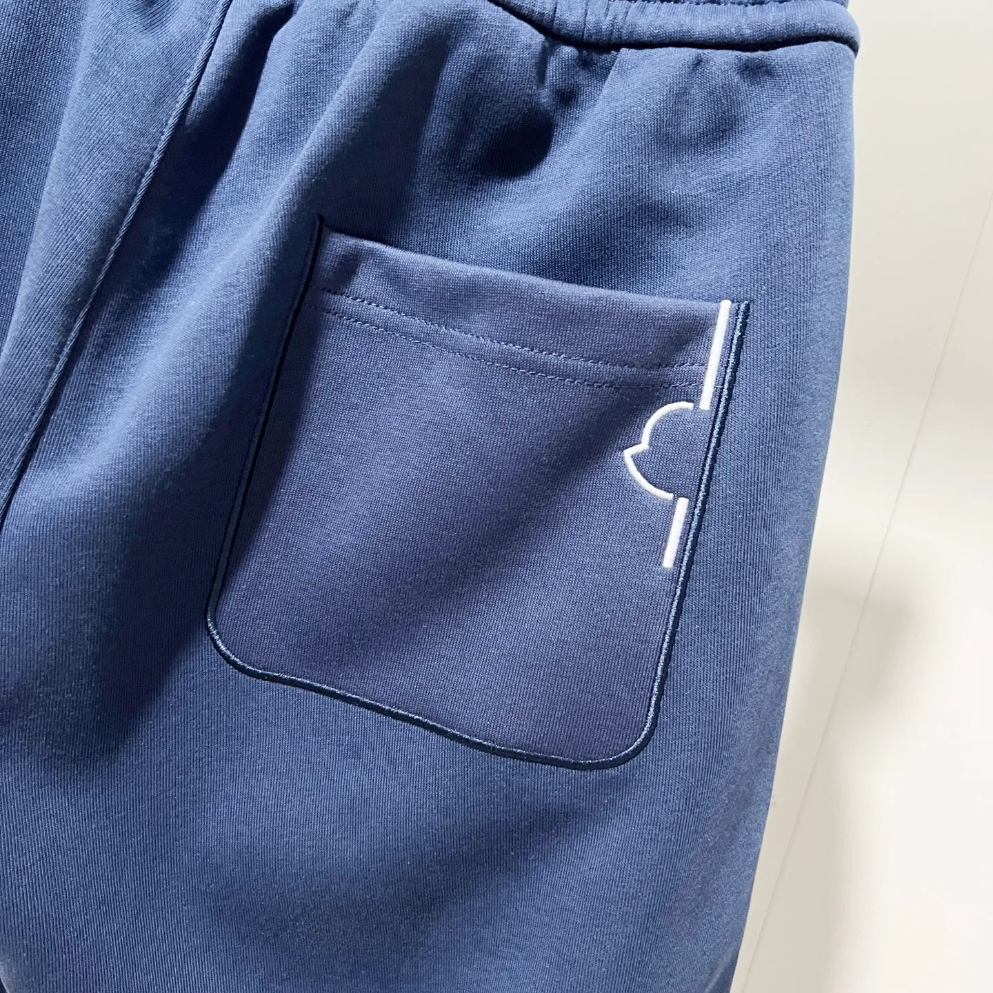 P260 MONCLER/Muzzle Selected 400g custom fabric sweatpants, brand red and white color matching small label embroidery🪡LOGO logo technology, official synchronization, high version, high quality, fashionable personality, versatile trend, pure original quality, original fabric, tag, collar label, washed wheat, three complete standards, color: black, blue. Size: M-3XL