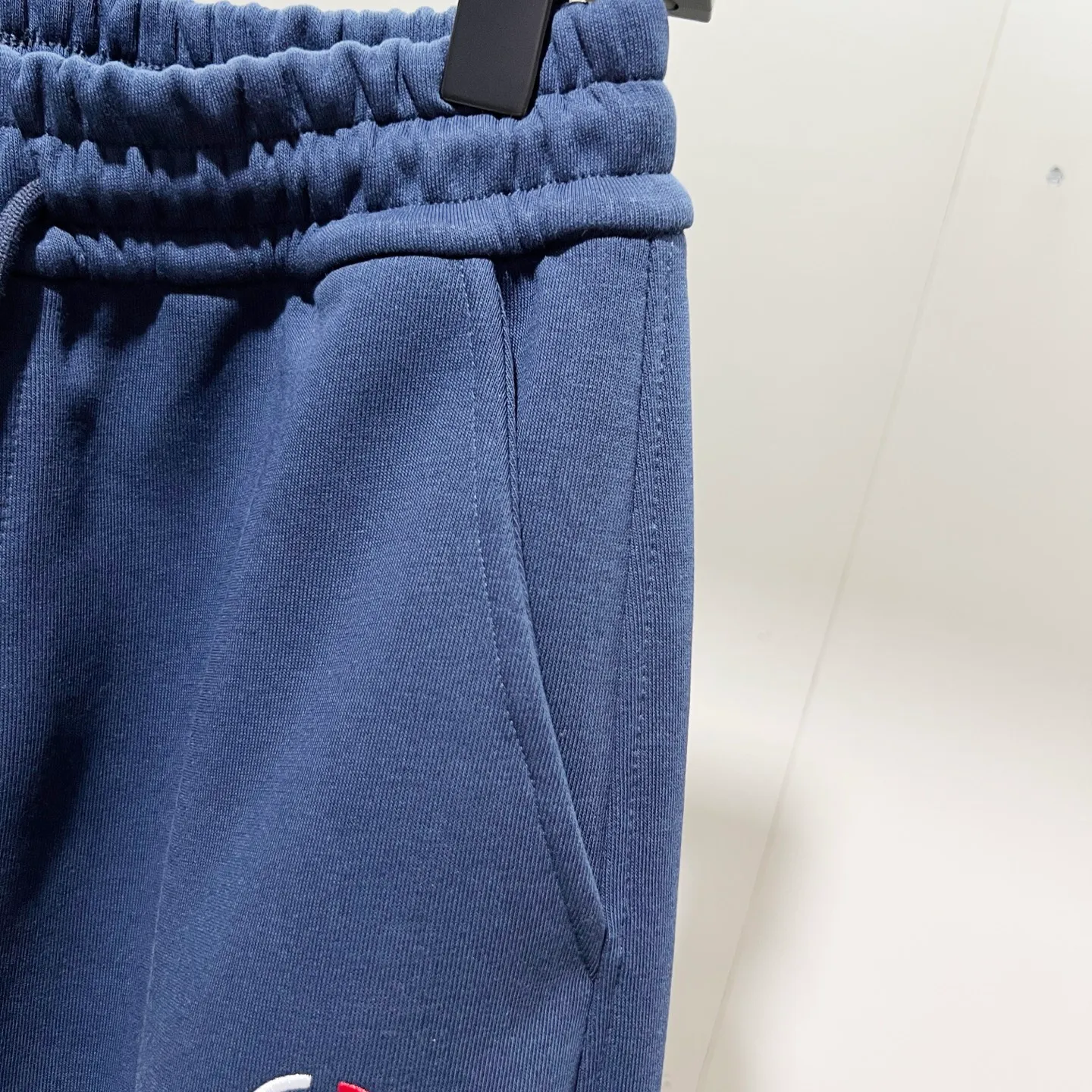P260 MONCLER/Muzzle Selected 400g custom fabric sweatpants, brand red and white color matching small label embroidery🪡LOGO logo technology, official synchronization, high version, high quality, fashionable personality, versatile trend, pure original quality, original fabric, tag, collar label, washed wheat, three complete standards, color: black, blue. Size: M-3XL