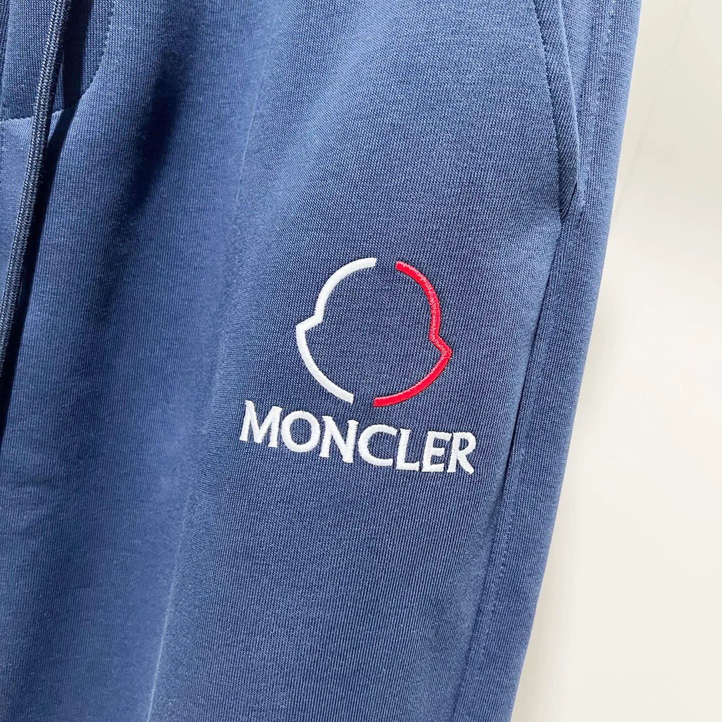 P260 MONCLER/Muzzle Selected 400g custom fabric sweatpants, brand red and white color matching small label embroidery🪡LOGO logo technology, official synchronization, high version, high quality, fashionable personality, versatile trend, pure original quality, original fabric, tag, collar label, washed wheat, three complete standards, color: black, blue. Size: M-3XL