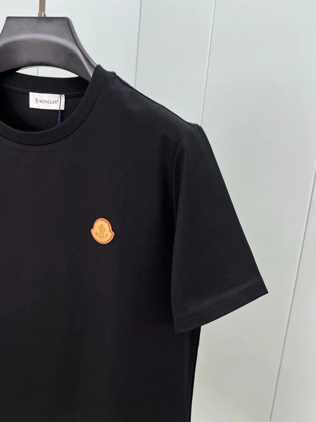 P170 Moncler spring and summer men's short-sleeved T-shirt with leather badge logo. The leather brand element logo on the front is a versatile item, highlighting brand recognition. The minimalist style design reveals a high-end and versatile temperament. Customized high-count and high-density 80-count double-strand mercerized cotton fabric. The upper body is comfortable and breathable, and the fabric is delicate and slightly elastic; black white S～XXL