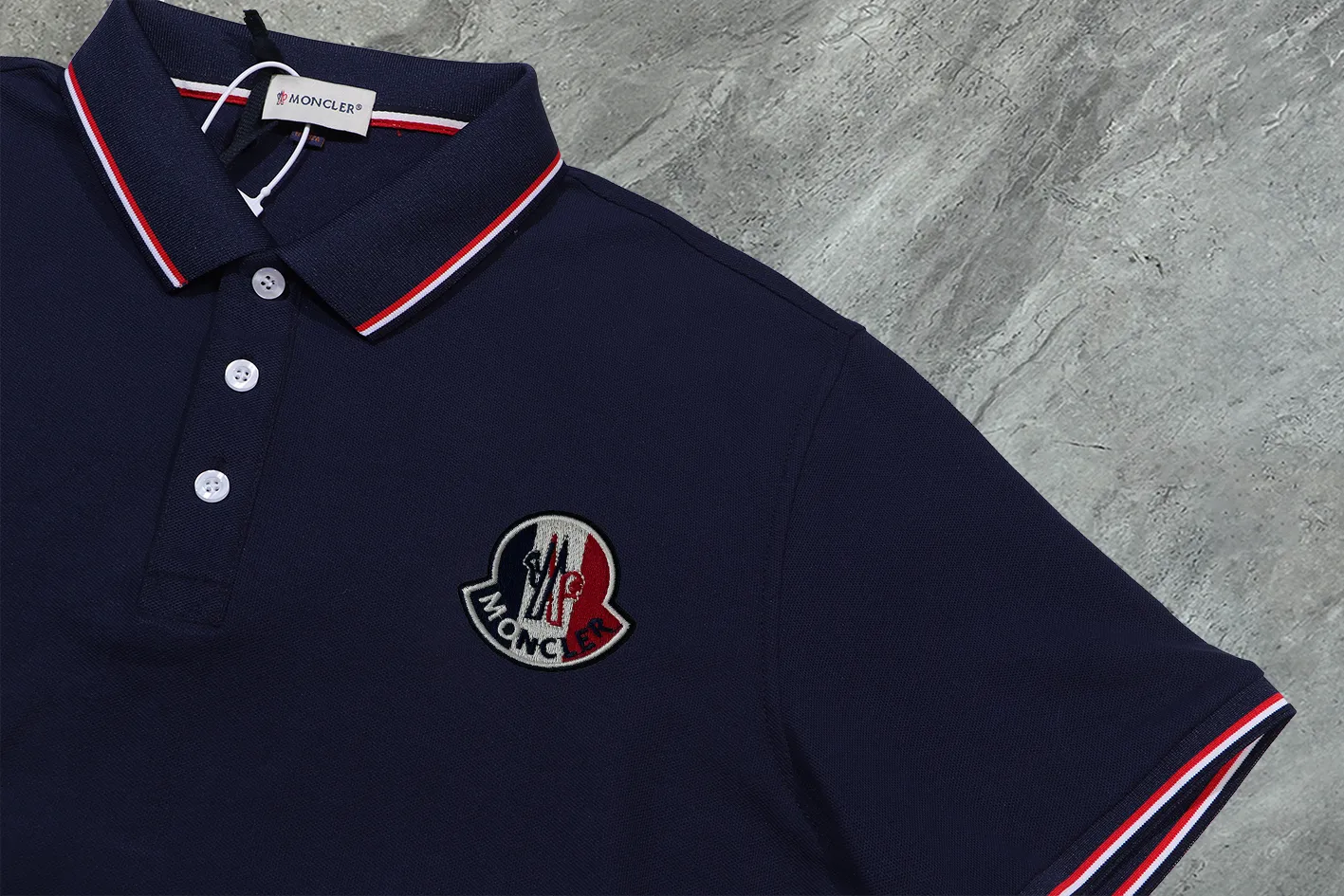 P190 Complete with three standards] MONCLER~ MONCLER 2024 summer new high-quality lapel short-sleeved POLO shirt, counter-customized fabric, high breathability and comfort, impeccable details, brand element design concept, reflecting high quality. It feels delicate and soft! It presents a casual cut and the upper body shape is great! The chest is filled with three-dimensional embroidery of the brand LOGO to highlight quality and luxury. Color: black/white Size: M~3XL