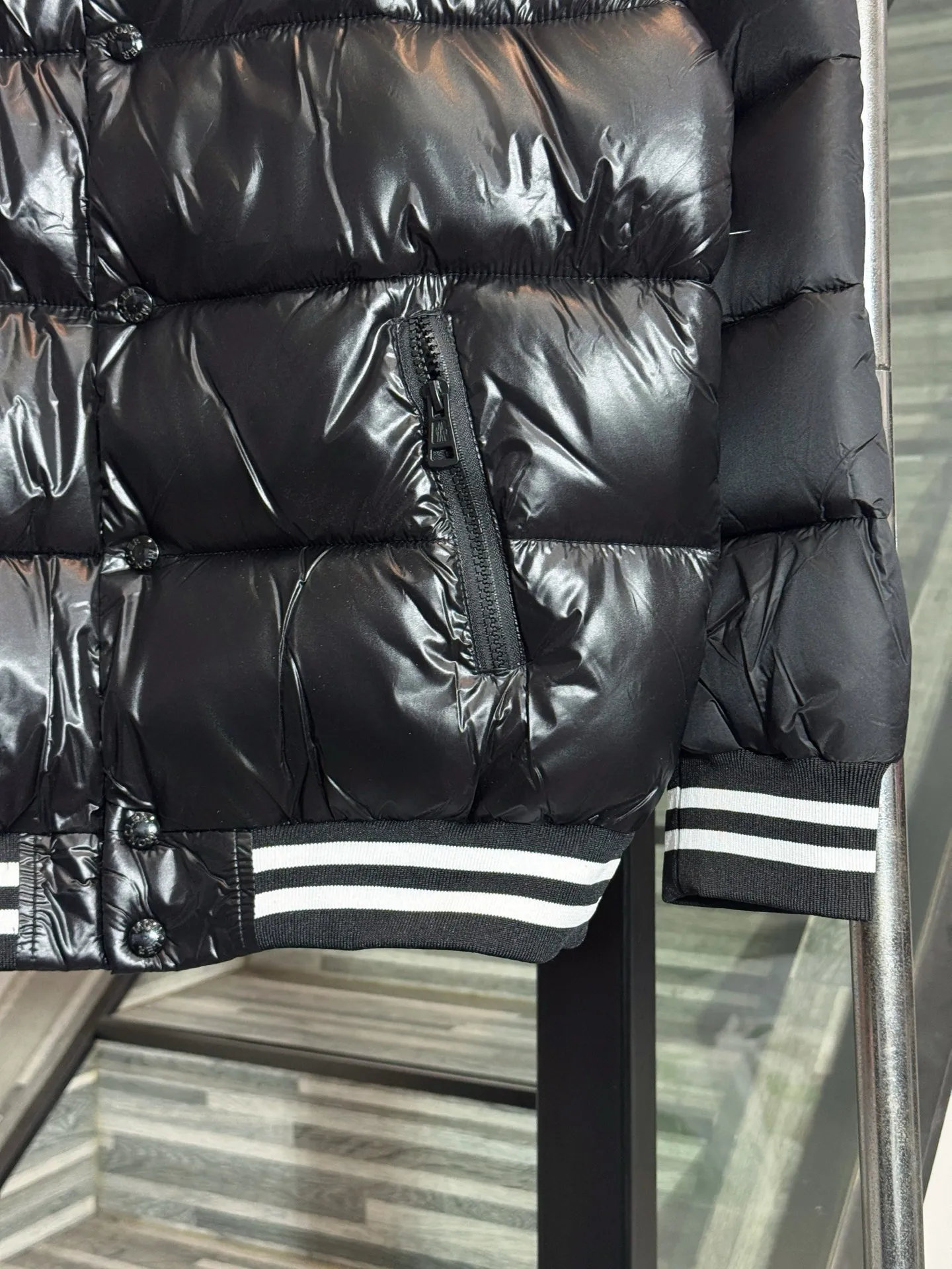 P380 model number: HE413 MONCLER-muzzled chest black label shiny down cotton baseball jersey The fabric is made of polyester nylon shiny material, which is windproof and cold-proof in winter. The inner filling is made of down cotton to keep the upper body warm and comfortable in winter. The inner part is made of two layers of anti-velvet single cloth to prevent velvet and velvet. The collar and hem are made of classic elastic threads with black and white color matching. The color contrast effect is very beautiful. The original small letter buttons are customized and made by a big factory. You can buy it with confidence. It has the original original label and all three labels.  Color: Black Size: S M L XL XXL