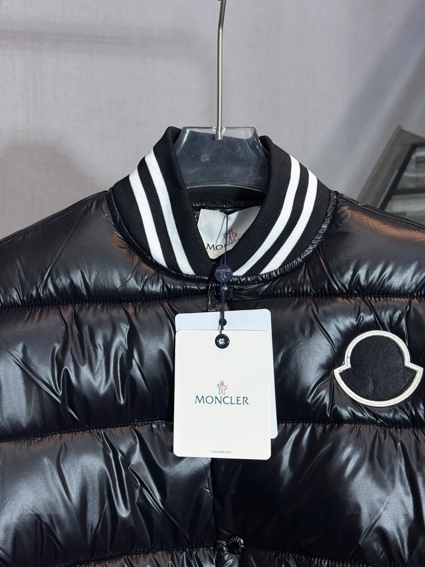 P380 model number: HE413 MONCLER-muzzled chest black label shiny down cotton baseball jersey The fabric is made of polyester nylon shiny material, which is windproof and cold-proof in winter. The inner filling is made of down cotton to keep the upper body warm and comfortable in winter. The inner part is made of two layers of anti-velvet single cloth to prevent velvet and velvet. The collar and hem are made of classic elastic threads with black and white color matching. The color contrast effect is very beautiful. The original small letter buttons are customized and made by a big factory. You can buy it with confidence. It has the original original label and all three labels.  Color: Black Size: S M L XL XXL