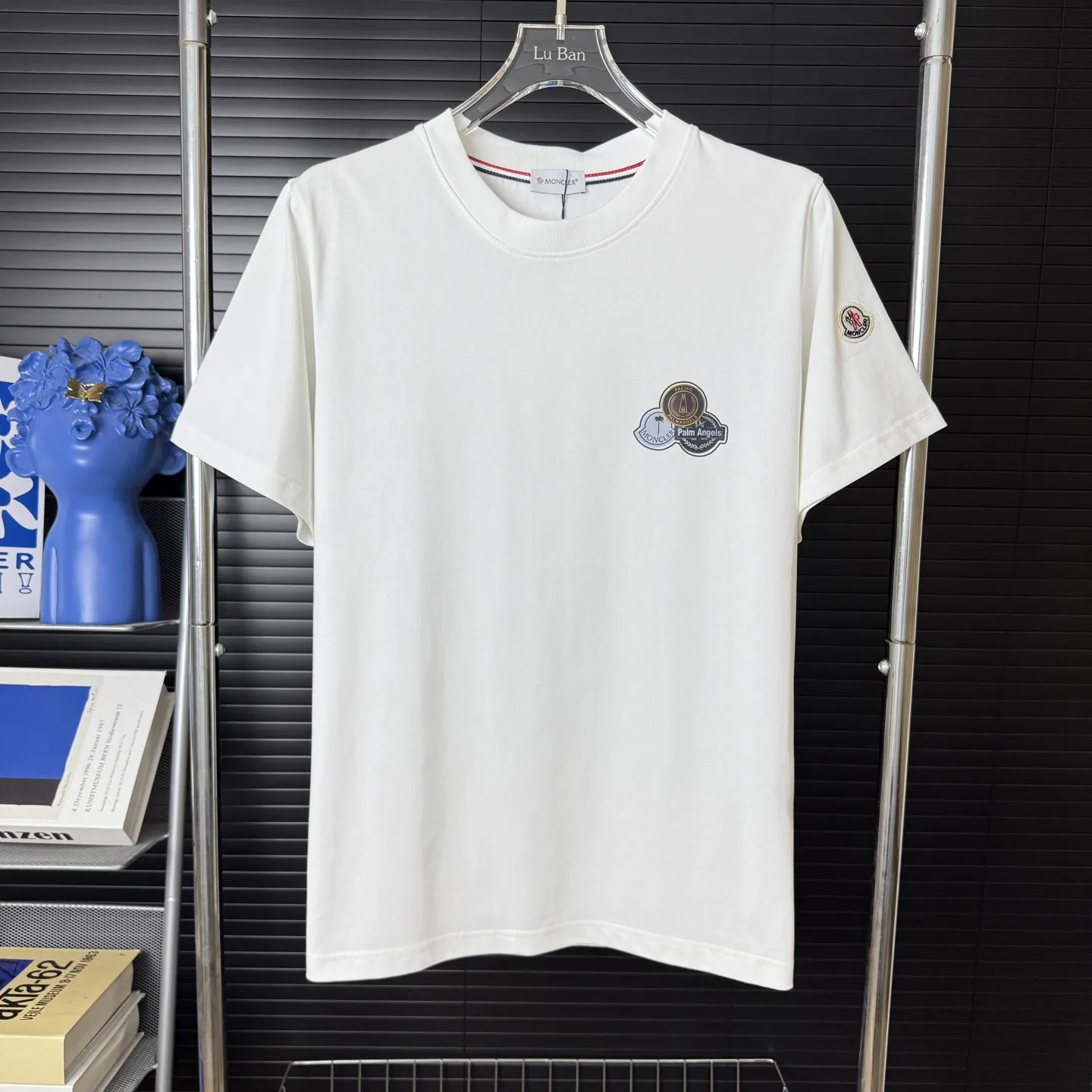 P170 A246 (Long-term replenishment, arrival the next day) MONCLER/Masklet badge letter LOGO round neck short-sleeved T-shirt exclusive first launch high-definition The fabric is made of 300 grams of heavyweight pure cotton, custom-made with 32-count double-strand thread, ready-to-wear treatment, the fabric is comfortable and skin-friendly, custom-dyed fabrics, high textile density, good drape, not easy to deform and shrink, thick texture and tight spinning process will not affect the breathability of the fabric, high color saturation, imported Tajima embroidery technology, good upper body effect, versatile and good-looking short sleeves, loose fit to cover the flesh, make you slim and not attractive size: S~XL Color: white black