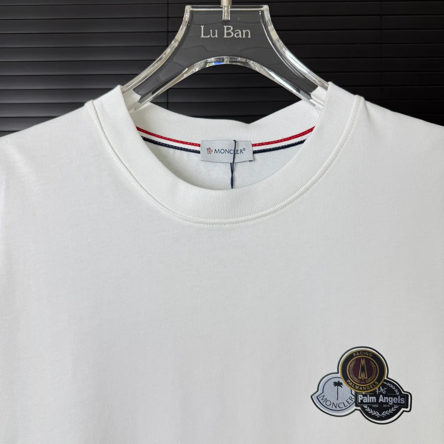 P170 A246 (Long-term replenishment, arrival the next day) MONCLER/Masklet badge letter LOGO round neck short-sleeved T-shirt exclusive first launch high-definition The fabric is made of 300 grams of heavyweight pure cotton, custom-made with 32-count double-strand thread, ready-to-wear treatment, the fabric is comfortable and skin-friendly, custom-dyed fabrics, high textile density, good drape, not easy to deform and shrink, thick texture and tight spinning process will not affect the breathability of the fabric, high color saturation, imported Tajima embroidery technology, good upper body effect, versatile and good-looking short sleeves, loose fit to cover the flesh, make you slim and not attractive size: S~XL Color: white black