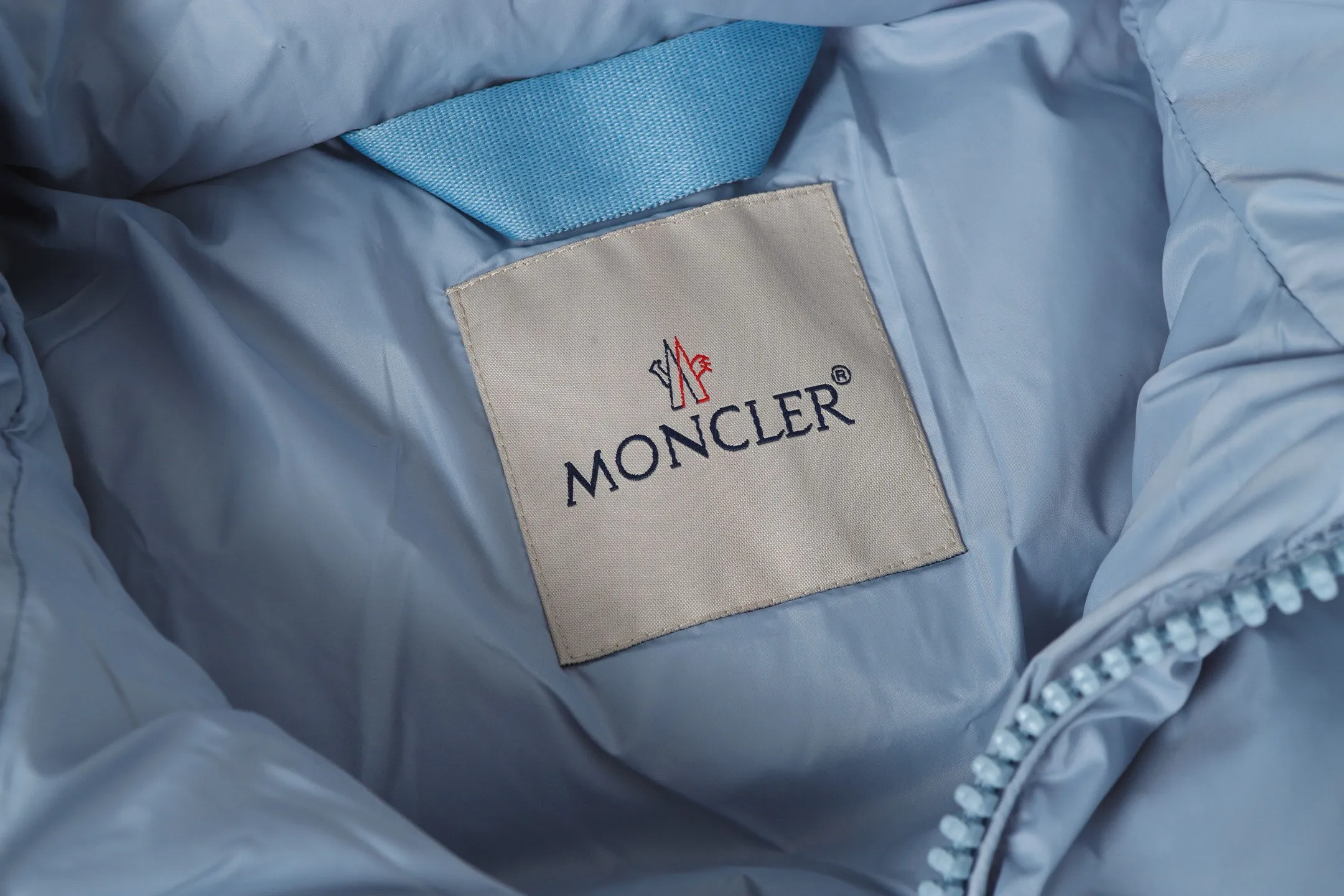 P740 Moncler / Moncler SS24 Large Logo Moncler Moncler Label Classic Stand Collar Logo Down Jacket Exclusive version for the entire network, feel free to compare any quality on the market ❗️ The fabric is made of original and consistent customer-supplied fabrics, with added three-proof technology, windproof and waterproof, classic style, no matter how you wear it, you can’t go wrong! ! Filled with high-quality 80 white duck down, the fluffiness is perfect 💯, and it is definitely not the kind of scum that doesn’t bounce back when pressed and has no fullness! ! It feels very, very good! Great fit! Make sure your upper body is light! Differentiate from the currency version on the market! Classic stand collar down jacket, all washed accessories are OEM original 1:1 mold customization! ! It locks in heat and keeps it warm, and the sense of luxury is self-evident! ! Ten stars⭐recommended must deposit✅✅ Professionals from major foreign trade factories Assembly line operation Quality control guarantee Accessories: Customized original main mark Washed Brand packaging bag Color: Black Blue Code number: 1 2 3 4 5