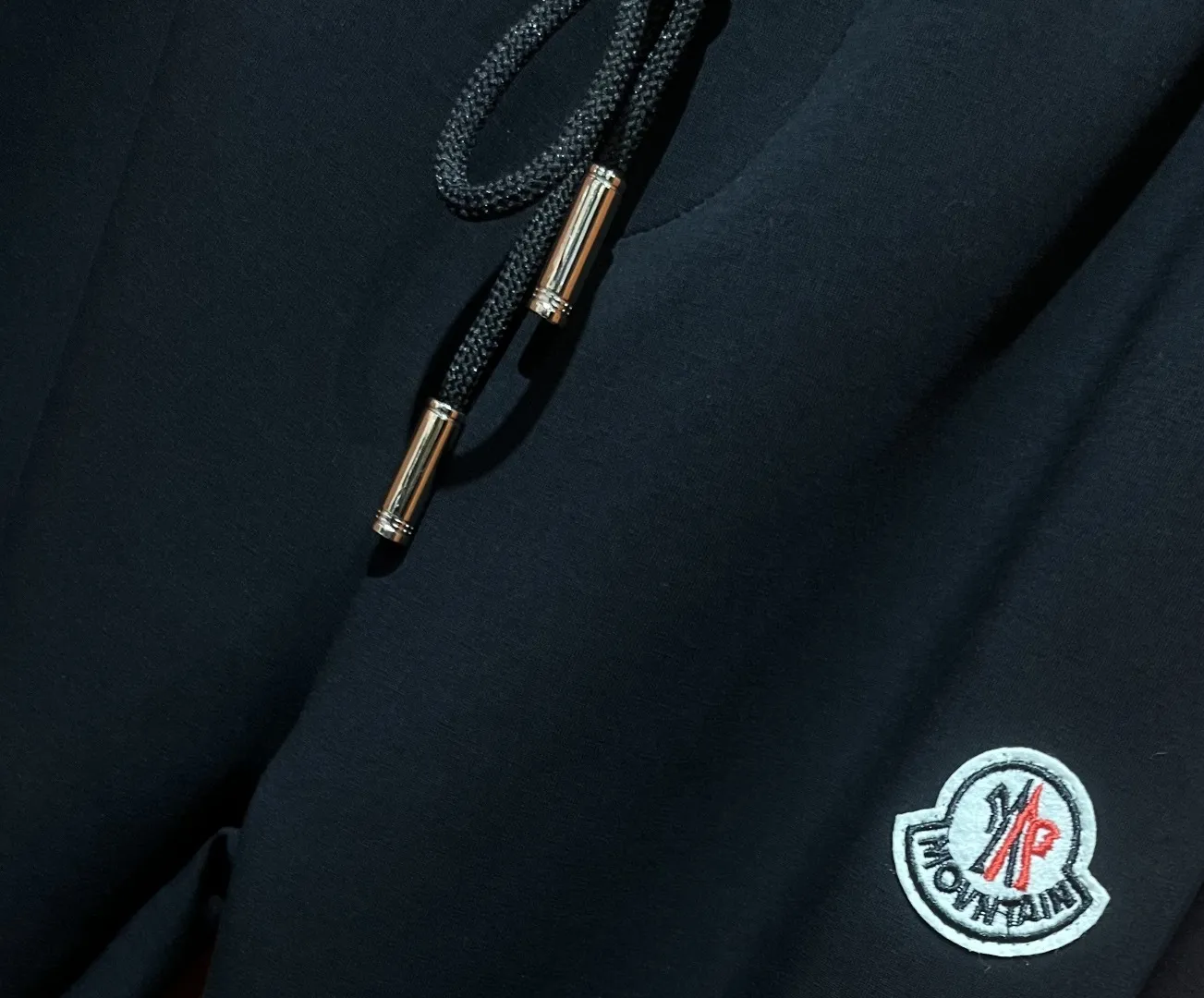 P310 Moncler 25 new men's original casual pants and sweatpants, high-end customization, fashionable and versatile ✨✨✨ ribbon, fashionable three-dimensional logo design, customized original imported 100% knitted cotton fabric, imported hardware accessories, elegant and handsome upper body, brand new sense of sight! The factory's fine workmanship and details are all in place. There is no need to choose anyone, and you must pay for your own money. Size: M-3XL (the largest size can wear about 185 pounds, black