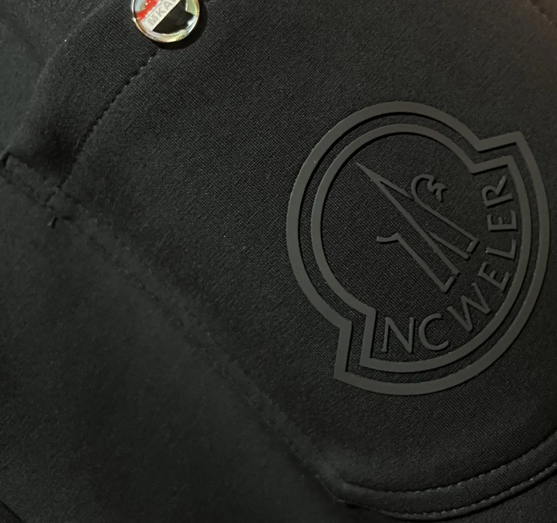 P310 Moncler 25 new men's original casual pants and sweatpants, high-end customization, fashionable and versatile ✨✨✨ ribbon, fashionable three-dimensional logo design, customized original imported 100% knitted cotton fabric, imported hardware accessories, elegant and handsome upper body, brand new sense of sight! The factory's fine workmanship and details are all in place. There is no need to choose anyone, and you must pay for your own money. Size: M-3XL (the largest size can wear about 185 pounds, black