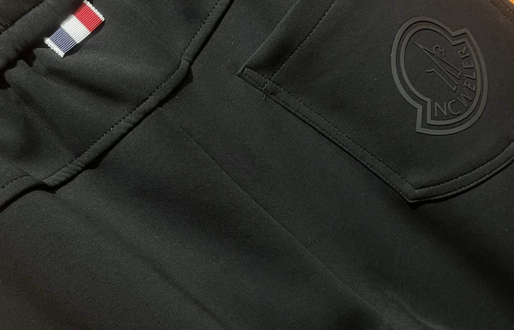 P310 Moncler 25 new men's original casual pants and sweatpants, high-end customization, fashionable and versatile ✨✨✨ ribbon, fashionable three-dimensional logo design, customized original imported 100% knitted cotton fabric, imported hardware accessories, elegant and handsome upper body, brand new sense of sight! The factory's fine workmanship and details are all in place. There is no need to choose anyone, and you must pay for your own money. Size: M-3XL (the largest size can wear about 185 pounds, black