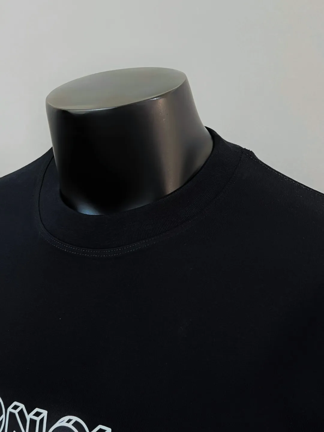 P180 MONCLER is new, FW autumn and winter new long-sleeved T-shirt official website has synchronized 3D visual letter printing armband short sleeves, the details are correct to the official version, and the size of the logo is strictly controlled , standard size, laminated details are in sync with the official version; 280g double yarn pure cotton fabric is selected, imported woven thread thread, the neckline is boned to prevent deformation, the factory high-temperature washing process prevents shrinkage, the fabric is soft and breathable, scan the code and touch the NCF washed mark for identification, the details are in place, the upper body is simple and beautiful, European size version, loose and suitable, color: black, white, size XS-L (L size can wear 200 pounds)