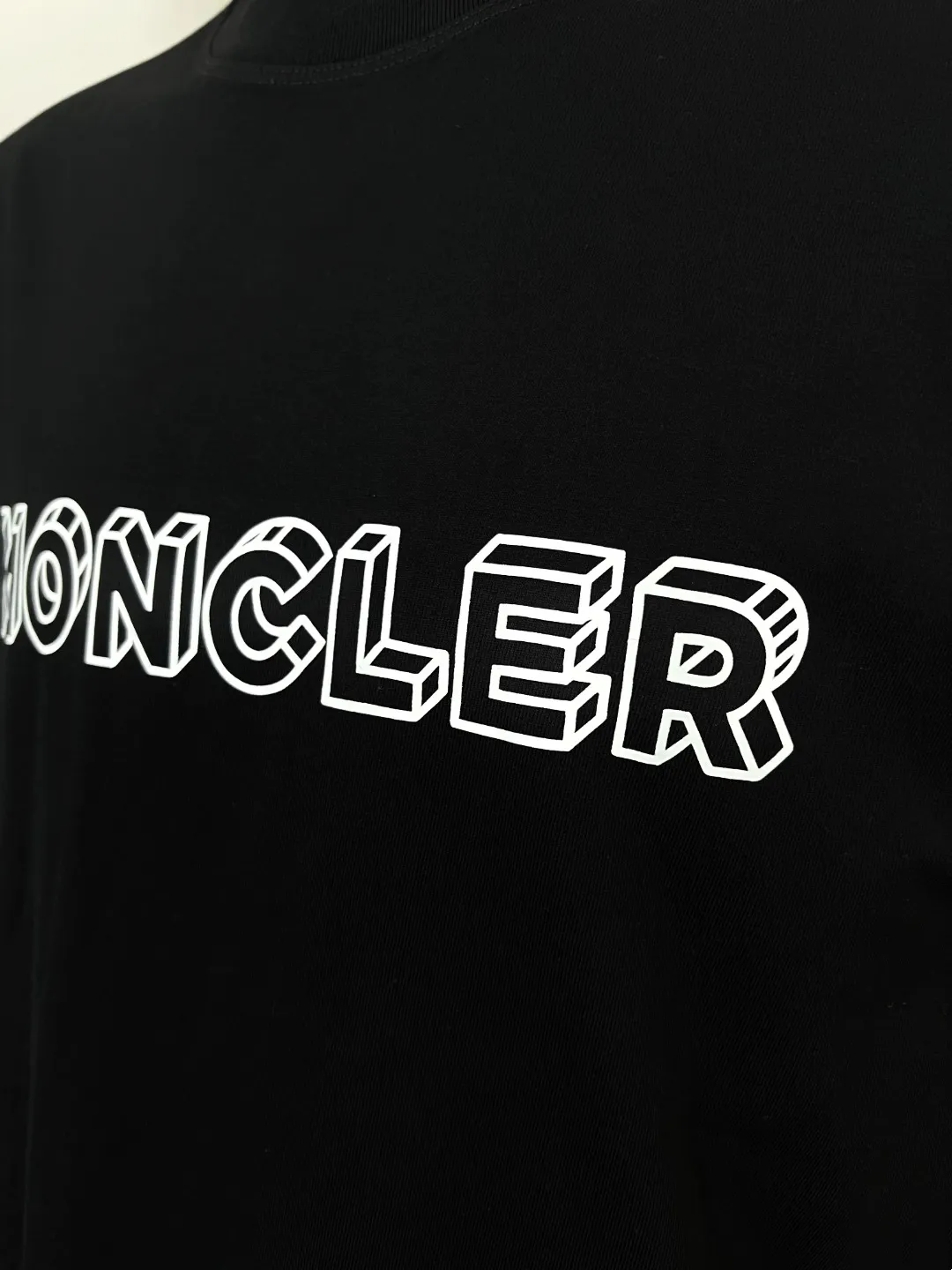 P180 MONCLER is new, FW autumn and winter new long-sleeved T-shirt official website has synchronized 3D visual letter printing armband short sleeves, the details are correct to the official version, and the size of the logo is strictly controlled , standard size, laminated details are in sync with the official version; 280g double yarn pure cotton fabric is selected, imported woven thread thread, the neckline is boned to prevent deformation, the factory high-temperature washing process prevents shrinkage, the fabric is soft and breathable, scan the code and touch the NCF washed mark for identification, the details are in place, the upper body is simple and beautiful, European size version, loose and suitable, color: black, white, size XS-L (L size can wear 200 pounds)