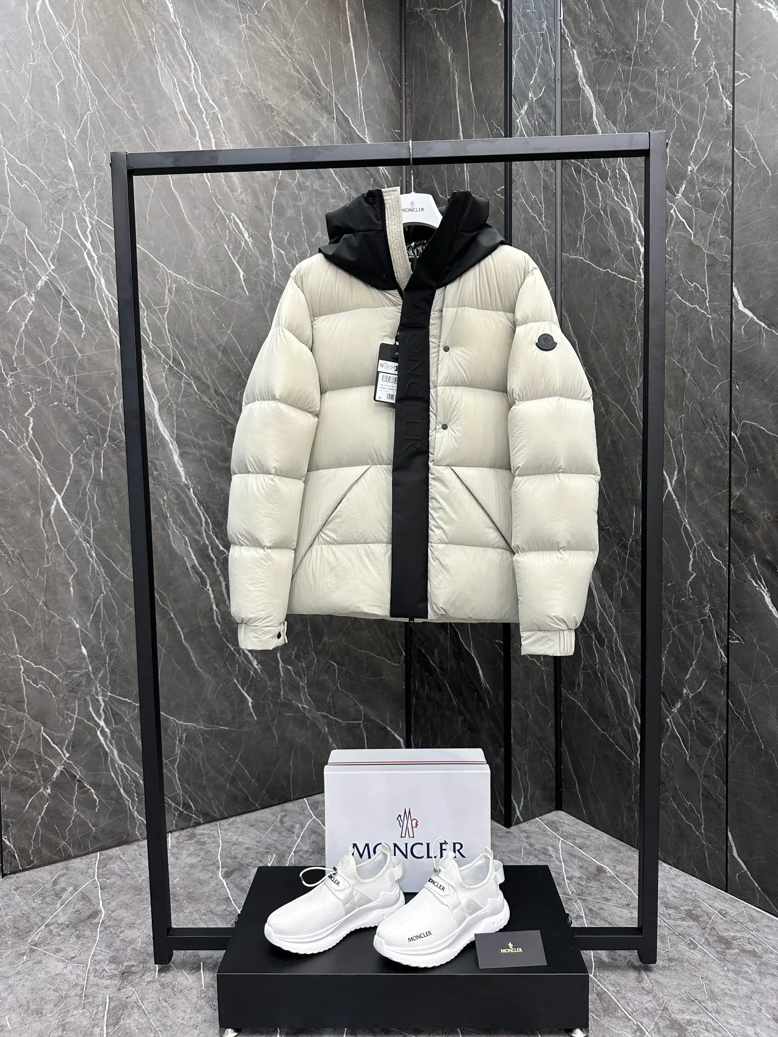 P760 Moncler Madeira Black Warrior Short Men's Down Jacket (⚠️ You can compare my products with the whole network, if you lose, I will give it to you for free ❗️❗️) Madeira men's short down jacket is specially designed for adventure, bringing you warmth and care.  The Madeira short down jacket is designed for modern men who value functionality and aesthetics, and is suitable for many occasions such as street or skiing. Made from functional, tight nylon longue saison fabric with a padded hood and windshield for added protection. Details •Made in longue saison fabric •Nylon laqué lining •Filled with down •Hood •Embossed logo lettering •Snap and zipper closure •Pockets with zippers and snaps •Elastic drawstring hem •Logo patch Size: 1-5 Available in three colors Style No. D9878067680