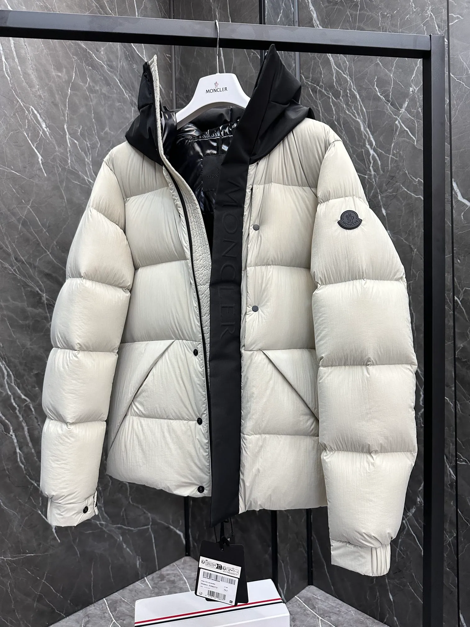 P760 Moncler Madeira Black Warrior Short Men's Down Jacket (⚠️ You can compare my products with the whole network, if you lose, I will give it to you for free ❗️❗️) Madeira men's short down jacket is specially designed for adventure, bringing you warmth and care.  The Madeira short down jacket is designed for modern men who value functionality and aesthetics, and is suitable for many occasions such as street or skiing. Made from functional, tight nylon longue saison fabric with a padded hood and windshield for added protection. Details •Made in longue saison fabric •Nylon laqué lining •Filled with down •Hood •Embossed logo lettering •Snap and zipper closure •Pockets with zippers and snaps •Elastic drawstring hem •Logo patch Size: 1-5 Available in three colors Style No. D9878067680