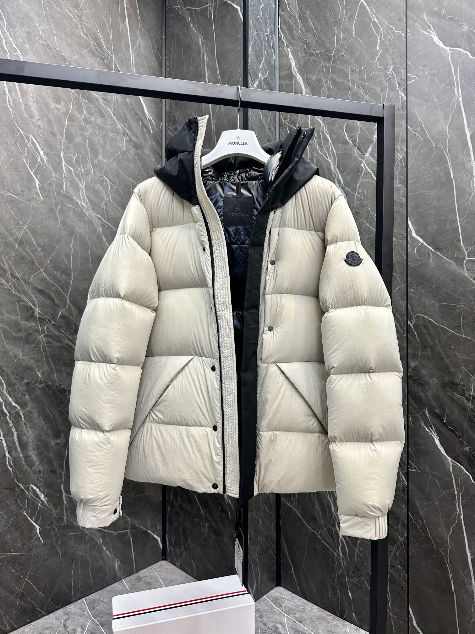 P760 Moncler Madeira Black Warrior Short Men's Down Jacket (⚠️ You can compare my products with the whole network, if you lose, I will give it to you for free ❗️❗️) Madeira men's short down jacket is specially designed for adventure, bringing you warmth and care.  The Madeira short down jacket is designed for modern men who value functionality and aesthetics, and is suitable for many occasions such as street or skiing. Made from functional, tight nylon longue saison fabric with a padded hood and windshield for added protection. Details •Made in longue saison fabric •Nylon laqué lining •Filled with down •Hood •Embossed logo lettering •Snap and zipper closure •Pockets with zippers and snaps •Elastic drawstring hem •Logo patch Size: 1-5 Available in three colors Style No. D9878067680