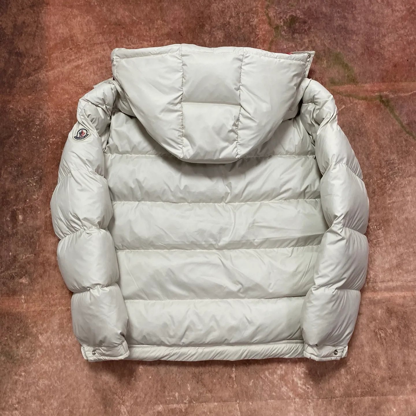 P760 Moncler Mouth Mouth National Standard 90 white duck down filling Poirier down draws inspiration from skiing in the 1960s and is stylish. Made of tight nylon fabric with excellent breathability and functionality, the hooded design is an example of Moncler's research into fabrics. The berry-colored details on the brim and zipper give the whole thing a refreshing touch, and are the same style for men and women. Color: Off-white Size: MLXL