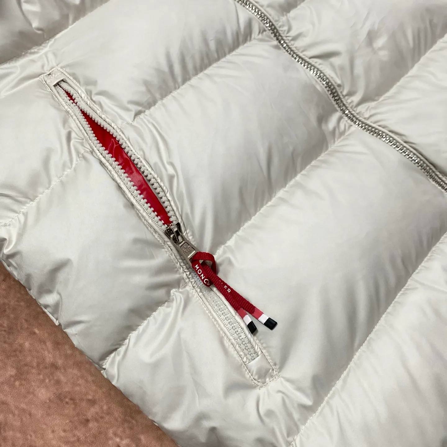 P760 Moncler Mouth Mouth National Standard 90 white duck down filling Poirier down draws inspiration from skiing in the 1960s and is stylish. Made of tight nylon fabric with excellent breathability and functionality, the hooded design is an example of Moncler's research into fabrics. The berry-colored details on the brim and zipper give the whole thing a refreshing touch, and are the same style for men and women. Color: Off-white Size: MLXL