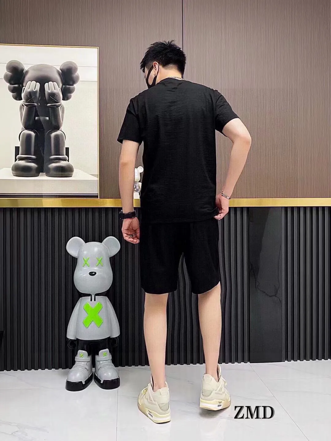 P290 Brand【MONCLER】2025 new men's short-sleeved shorts suit! Synchronous sales on the official website! High-end version on the market! It feels delicate and soft! Make you more comfortable to wear! The draped silhouette is awesome! Size: M-5XL (please state your height and weight when placing an order)