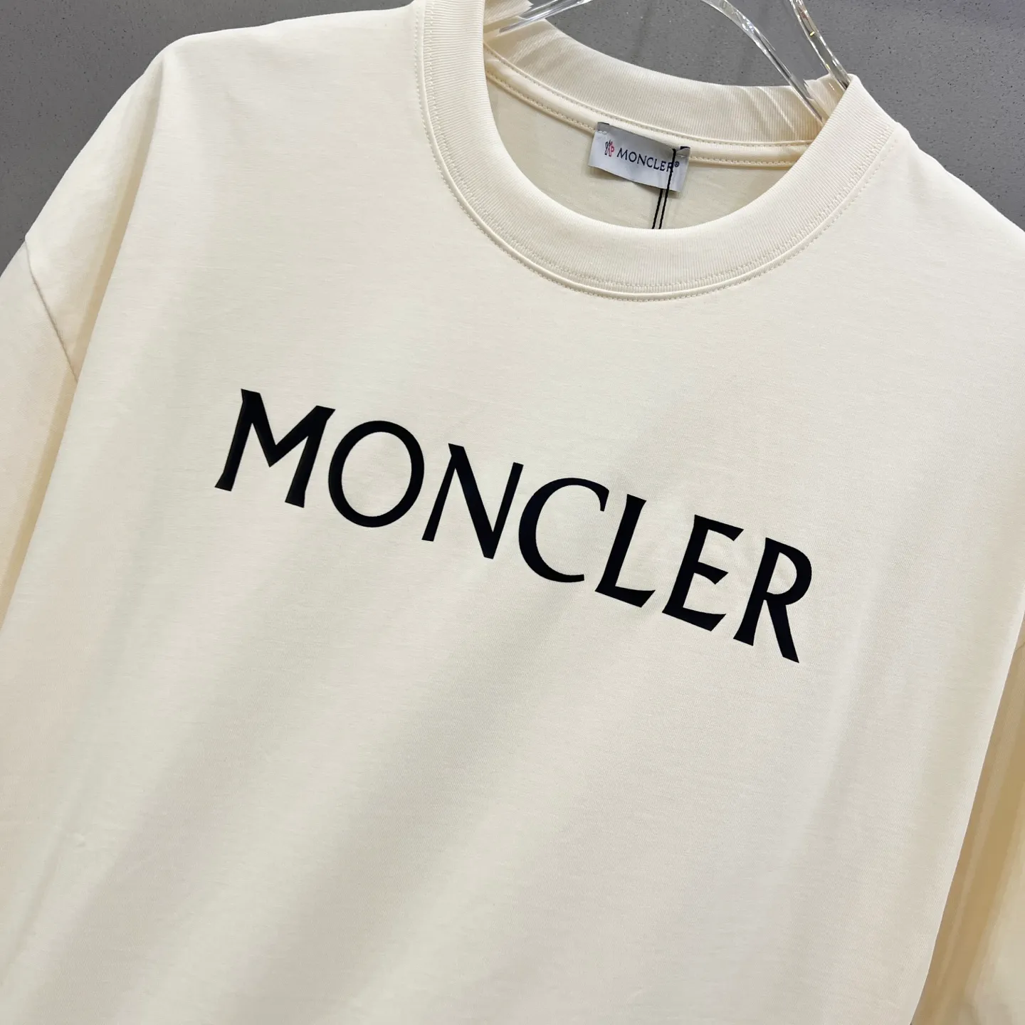 P150 MONCLER/Muzzled 260g round neck short-sleeved T-shirt Logo brand letter printing LOGO nylon pocket arm crafts Official synchronization High version High quality Fashion personality Versatile trend Pure original quality Original fabric Tag Collar label Washed wheat Complete three standards Color: Black. Apricot. Size: XS-L