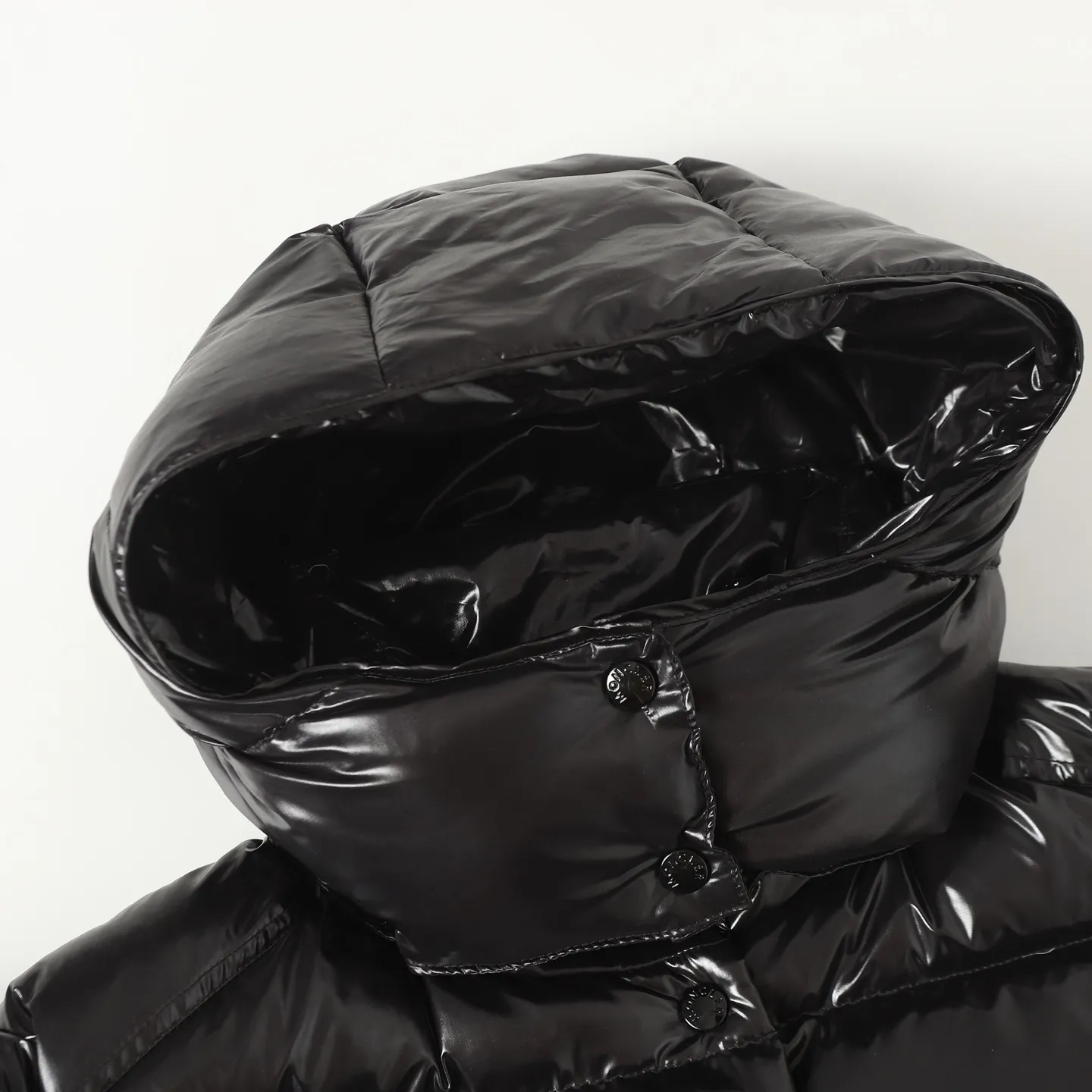 P860 MONCLER/Mongolian winter new women's long hooded counters are on sale at the same time🛒 Cavettaz long down adheres to the series' crisp graphic aesthetics and has square and rectangular quilting. It is made of lacquered nylon to highlight the brand's continuous efforts to reduce environmental impact. The down filling capacity is more than 400g🥳Thick and high fluffy Color: black white Code number: 1/2/3/4