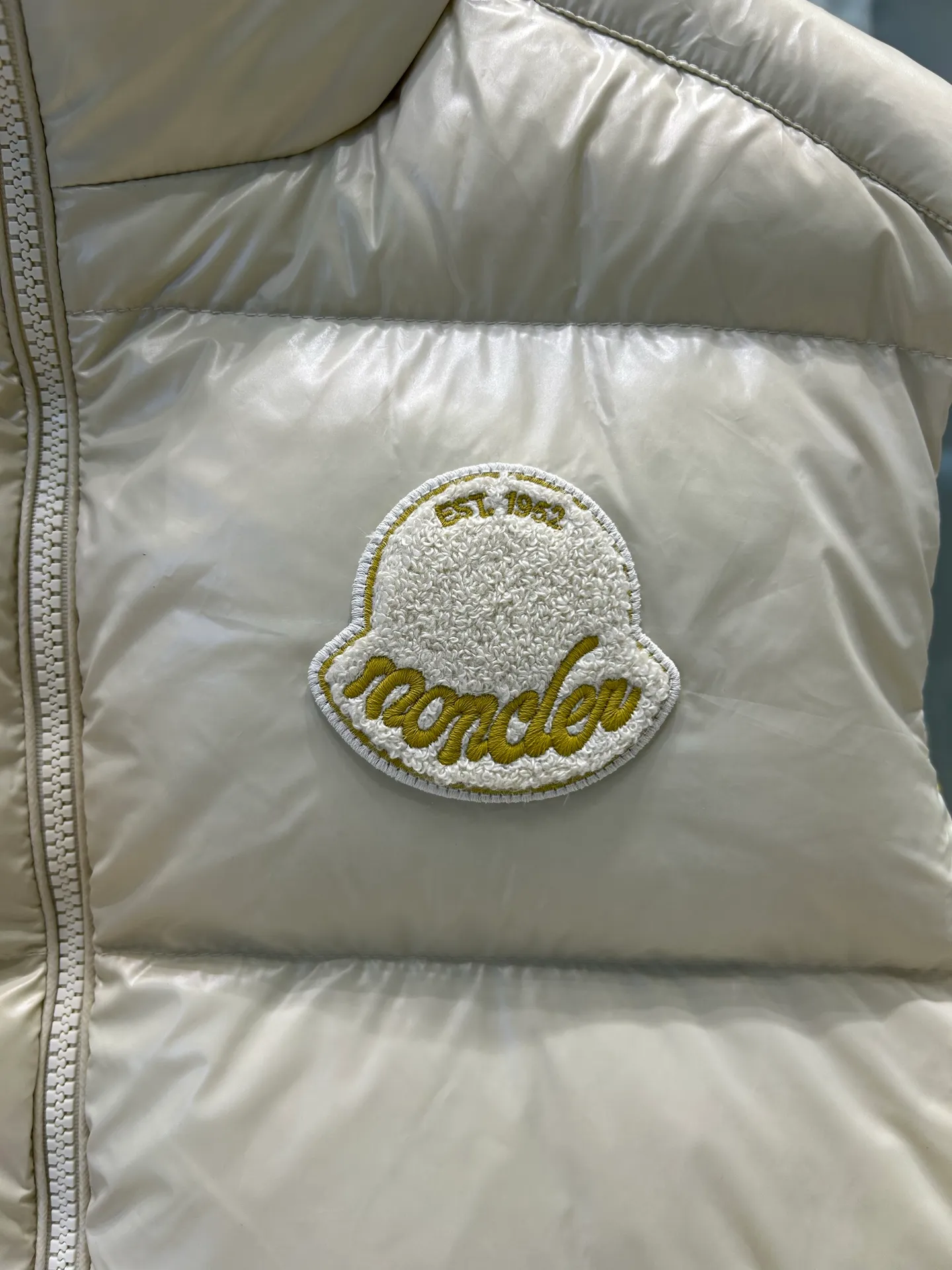 P680 25Moncler Moncler's new early autumn product Lipsi men's down vest, which interprets Moncler's classic design, is a must-have item for the seasonal wardrobe. Crafted from lightweight, functional nylon laque fabric, it has a contrast lining for a vibrant feel. Style number: Big label vest Size: 12345 Color: off-white black