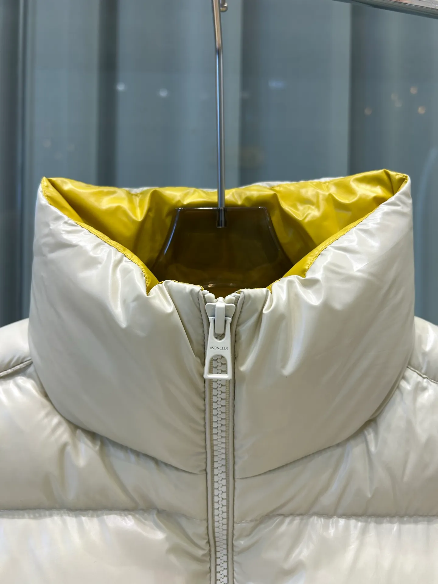 P680 25Moncler Moncler's new early autumn product Lipsi men's down vest, which interprets Moncler's classic design, is a must-have item for the seasonal wardrobe. Crafted from lightweight, functional nylon laque fabric, it has a contrast lining for a vibrant feel. Style number: Big label vest Size: 12345 Color: off-white black