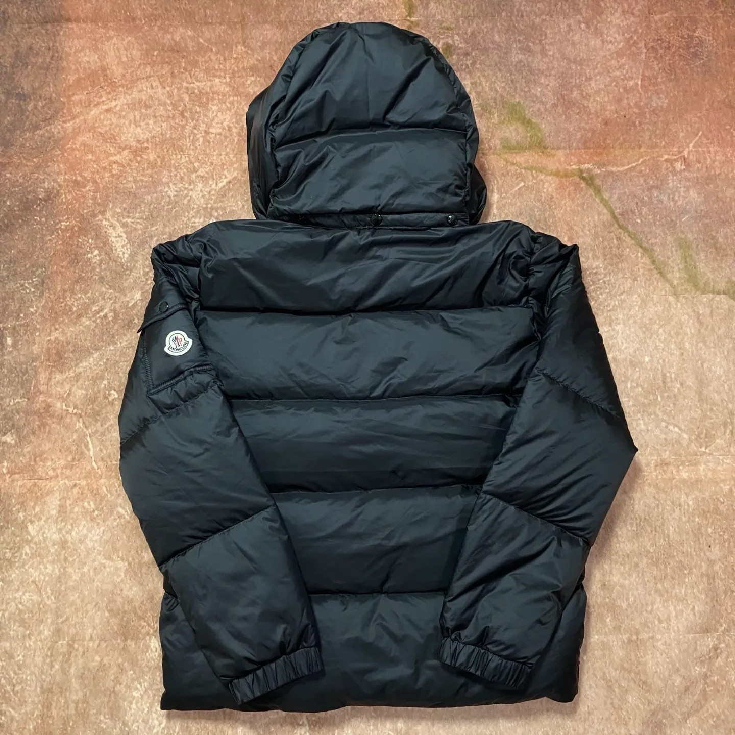 P820 ​​𝗠𝗼𝗻𝗰l𝗲𝗿｜Moodfolded reverse large pocket Maya down short down jacket Description: This short parka down is made of longue Saion fabric. The garment is full of functional details to ensure warmth and care. Features a detachable hood, zippered pockets, three-color access control webbing logo embellishment, adjustable cuffs and snap-button zipper flap fly. Logo embellished sleeves. It adds a unique touch to the overall shape while significantly improving its protective performance.  Material and process analysis: 90% duck down, the most abundant on the market, and a series of misunderstandings such as false goose down. 3️⃣ Fabric: 100% nylon; Lining: 100% nylon, one of the best on the market, everything is customized according to the original version. 4⃣️The electroplated hardware is produced by the original processing factory, all customized by the original factory, and is not available in various market versions. 5⃣️Produced by a same OEM factory, it has always been unambiguous in terms of quality. Everyone knows about the workmanship, QA and Qc quality inspection of the workers when shipping from a large factory. It is not comparable to small factories in the market.  Mouth-mounted down jackets, let’s not brag, there is almost no one that can do better than us! Make an original product with care, so that every customer has the confidence to introduce it to his customers: This is the top version in China. Good products do not need too many soft articles to set off, only junk products will boast: the original ZP uses thousands of words to impress consumers! Size: 1-5 Color: Gray Black Size 1: Length 69, Bust 108, Shoulder Width 48, Sleeve Length 63, Size 2: Length 71, Bust 112, Shoulder Width 49, Sleeve Length 64, Size 3: Length 73, Bust 116, Shoulder Width 50, Sleeve Length 65, Size 4: Length 75, Bust 120, Shoulder Width 51, Sleeve Length 66, Size 5: Clothing Length 77. Bust 124, shoulder width 52, sleeve length 67