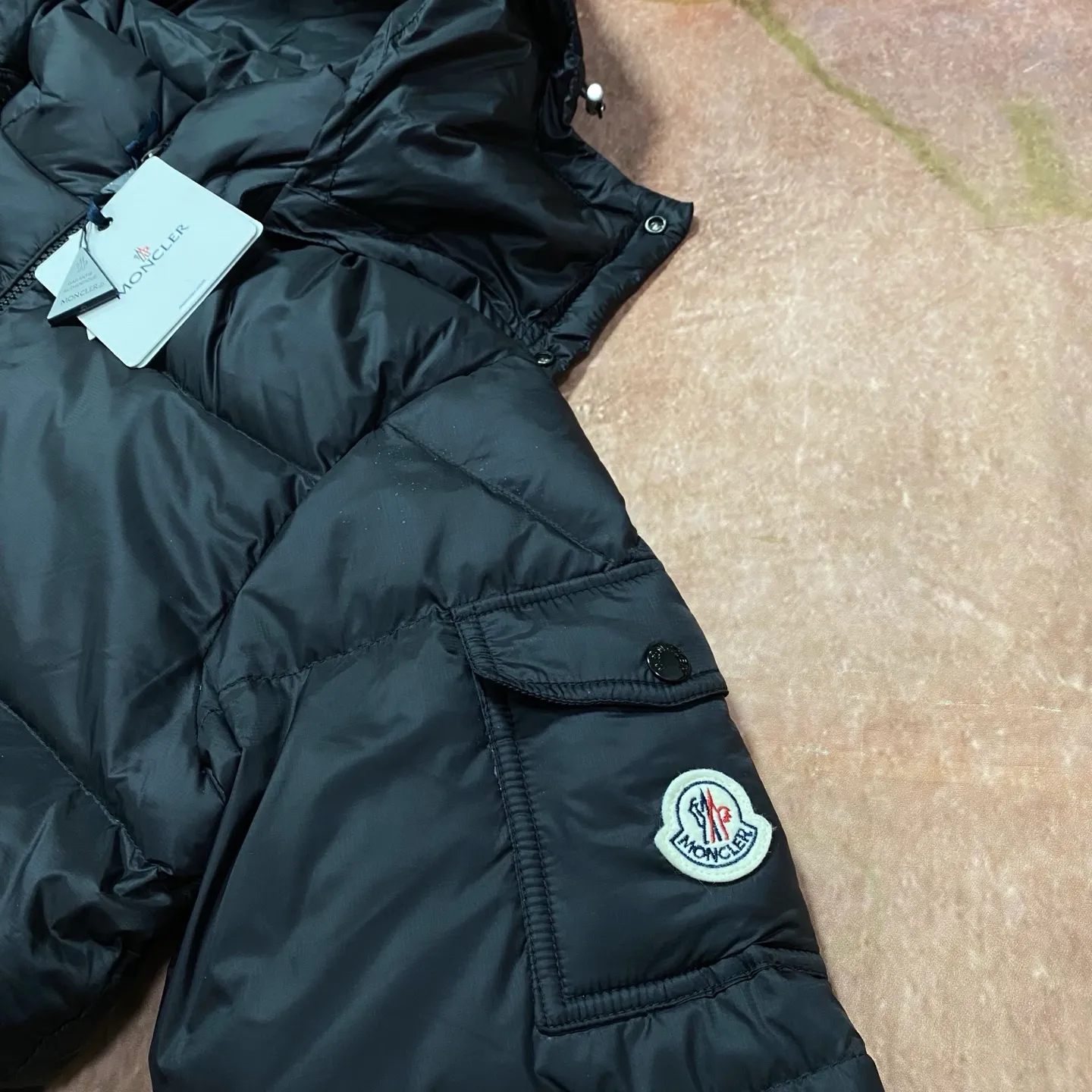 P820 ​​𝗠𝗼𝗻𝗰l𝗲𝗿｜Moodfolded reverse large pocket Maya down short down jacket Description: This short parka down is made of longue Saion fabric. The garment is full of functional details to ensure warmth and care. Features a detachable hood, zippered pockets, three-color access control webbing logo embellishment, adjustable cuffs and snap-button zipper flap fly. Logo embellished sleeves. It adds a unique touch to the overall shape while significantly improving its protective performance.  Material and process analysis: 90% duck down, the most abundant on the market, and a series of misunderstandings such as false goose down. 3️⃣ Fabric: 100% nylon; Lining: 100% nylon, one of the best on the market, everything is customized according to the original version. 4⃣️The electroplated hardware is produced by the original processing factory, all customized by the original factory, and is not available in various market versions. 5⃣️Produced by a same OEM factory, it has always been unambiguous in terms of quality. Everyone knows about the workmanship, QA and Qc quality inspection of the workers when shipping from a large factory. It is not comparable to small factories in the market.  Mouth-mounted down jackets, let’s not brag, there is almost no one that can do better than us! Make an original product with care, so that every customer has the confidence to introduce it to his customers: This is the top version in China. Good products do not need too many soft articles to set off, only junk products will boast: the original ZP uses thousands of words to impress consumers! Size: 1-5 Color: Gray Black Size 1: Length 69, Bust 108, Shoulder Width 48, Sleeve Length 63, Size 2: Length 71, Bust 112, Shoulder Width 49, Sleeve Length 64, Size 3: Length 73, Bust 116, Shoulder Width 50, Sleeve Length 65, Size 4: Length 75, Bust 120, Shoulder Width 51, Sleeve Length 66, Size 5: Clothing Length 77. Bust 124, shoulder width 52, sleeve length 67