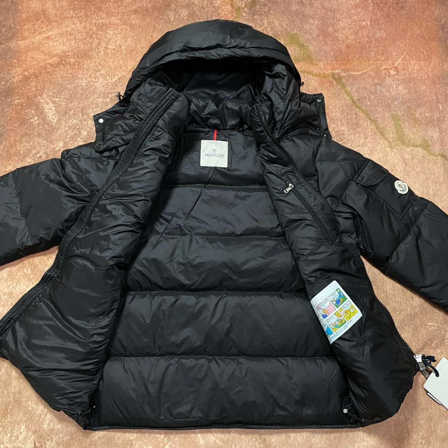 P820 ​​𝗠𝗼𝗻𝗰l𝗲𝗿｜Moodfolded reverse large pocket Maya down short down jacket Description: This short parka down is made of longue Saion fabric. The garment is full of functional details to ensure warmth and care. Features a detachable hood, zippered pockets, three-color access control webbing logo embellishment, adjustable cuffs and snap-button zipper flap fly. Logo embellished sleeves. It adds a unique touch to the overall shape while significantly improving its protective performance.  Material and process analysis: 90% duck down, the most abundant on the market, and a series of misunderstandings such as false goose down. 3️⃣ Fabric: 100% nylon; Lining: 100% nylon, one of the best on the market, everything is customized according to the original version. 4⃣️The electroplated hardware is produced by the original processing factory, all customized by the original factory, and is not available in various market versions. 5⃣️Produced by a same OEM factory, it has always been unambiguous in terms of quality. Everyone knows about the workmanship, QA and Qc quality inspection of the workers when shipping from a large factory. It is not comparable to small factories in the market.  Mouth-mounted down jackets, let’s not brag, there is almost no one that can do better than us! Make an original product with care, so that every customer has the confidence to introduce it to his customers: This is the top version in China. Good products do not need too many soft articles to set off, only junk products will boast: the original ZP uses thousands of words to impress consumers! Size: 1-5 Color: Gray Black Size 1: Length 69, Bust 108, Shoulder Width 48, Sleeve Length 63, Size 2: Length 71, Bust 112, Shoulder Width 49, Sleeve Length 64, Size 3: Length 73, Bust 116, Shoulder Width 50, Sleeve Length 65, Size 4: Length 75, Bust 120, Shoulder Width 51, Sleeve Length 66, Size 5: Clothing Length 77. Bust 124, shoulder width 52, sleeve length 67