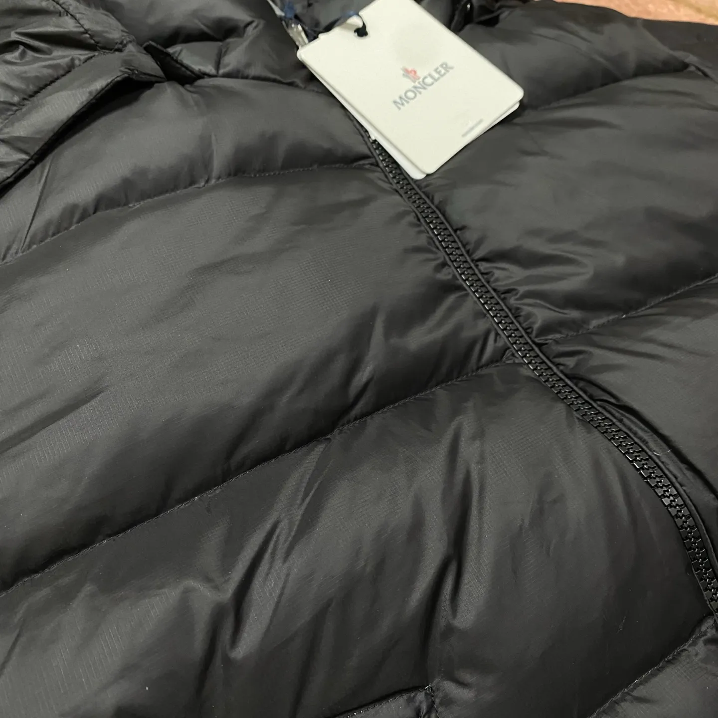 P820 ​​𝗠𝗼𝗻𝗰l𝗲𝗿｜Moodfolded reverse large pocket Maya down short down jacket Description: This short parka down is made of longue Saion fabric. The garment is full of functional details to ensure warmth and care. Features a detachable hood, zippered pockets, three-color access control webbing logo embellishment, adjustable cuffs and snap-button zipper flap fly. Logo embellished sleeves. It adds a unique touch to the overall shape while significantly improving its protective performance.  Material and process analysis: 90% duck down, the most abundant on the market, and a series of misunderstandings such as false goose down. 3️⃣ Fabric: 100% nylon; Lining: 100% nylon, one of the best on the market, everything is customized according to the original version. 4⃣️The electroplated hardware is produced by the original processing factory, all customized by the original factory, and is not available in various market versions. 5⃣️Produced by a same OEM factory, it has always been unambiguous in terms of quality. Everyone knows about the workmanship, QA and Qc quality inspection of the workers when shipping from a large factory. It is not comparable to small factories in the market.  Mouth-mounted down jackets, let’s not brag, there is almost no one that can do better than us! Make an original product with care, so that every customer has the confidence to introduce it to his customers: This is the top version in China. Good products do not need too many soft articles to set off, only junk products will boast: the original ZP uses thousands of words to impress consumers! Size: 1-5 Color: Gray Black Size 1: Length 69, Bust 108, Shoulder Width 48, Sleeve Length 63, Size 2: Length 71, Bust 112, Shoulder Width 49, Sleeve Length 64, Size 3: Length 73, Bust 116, Shoulder Width 50, Sleeve Length 65, Size 4: Length 75, Bust 120, Shoulder Width 51, Sleeve Length 66, Size 5: Clothing Length 77. Bust 124, shoulder width 52, sleeve length 67
