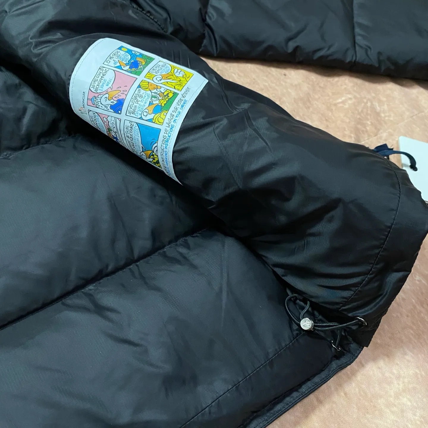 P820 ​​𝗠𝗼𝗻𝗰l𝗲𝗿｜Moodfolded reverse large pocket Maya down short down jacket Description: This short parka down is made of longue Saion fabric. The garment is full of functional details to ensure warmth and care. Features a detachable hood, zippered pockets, three-color access control webbing logo embellishment, adjustable cuffs and snap-button zipper flap fly. Logo embellished sleeves. It adds a unique touch to the overall shape while significantly improving its protective performance.  Material and process analysis: 90% duck down, the most abundant on the market, and a series of misunderstandings such as false goose down. 3️⃣ Fabric: 100% nylon; Lining: 100% nylon, one of the best on the market, everything is customized according to the original version. 4⃣️The electroplated hardware is produced by the original processing factory, all customized by the original factory, and is not available in various market versions. 5⃣️Produced by a same OEM factory, it has always been unambiguous in terms of quality. Everyone knows about the workmanship, QA and Qc quality inspection of the workers when shipping from a large factory. It is not comparable to small factories in the market.  Mouth-mounted down jackets, let’s not brag, there is almost no one that can do better than us! Make an original product with care, so that every customer has the confidence to introduce it to his customers: This is the top version in China. Good products do not need too many soft articles to set off, only junk products will boast: the original ZP uses thousands of words to impress consumers! Size: 1-5 Color: Gray Black Size 1: Length 69, Bust 108, Shoulder Width 48, Sleeve Length 63, Size 2: Length 71, Bust 112, Shoulder Width 49, Sleeve Length 64, Size 3: Length 73, Bust 116, Shoulder Width 50, Sleeve Length 65, Size 4: Length 75, Bust 120, Shoulder Width 51, Sleeve Length 66, Size 5: Clothing Length 77. Bust 124, shoulder width 52, sleeve length 67
