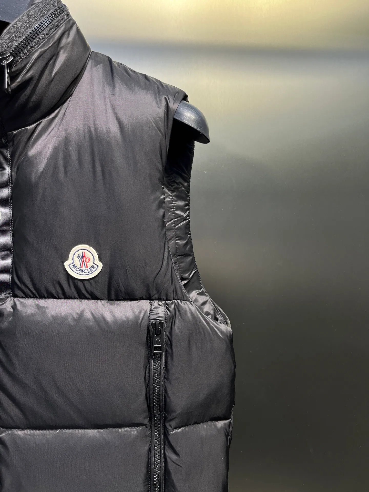 P720 moncler 🌟Mandou Semeru down jacket vest New autumn and winter Semeru men's down vest Semeru down vest is specially designed for modern men who pay attention to functionality and beauty. The quilted design is quite distinctive. Return to pure style. New products for autumn and winter. Short down vest for men and women. Customized with 90% white goose down filling. Tago down vest has a low-key style, streamlined straight cut design, and the pull-out hood can be freely stored in the seamless taped zipper stand collar. Quilted style made of polyester Polyester lining Down filling Pull-out hood Zip closure Zippered pockets Black monogram logo Unique chest zip Size: M-5XL