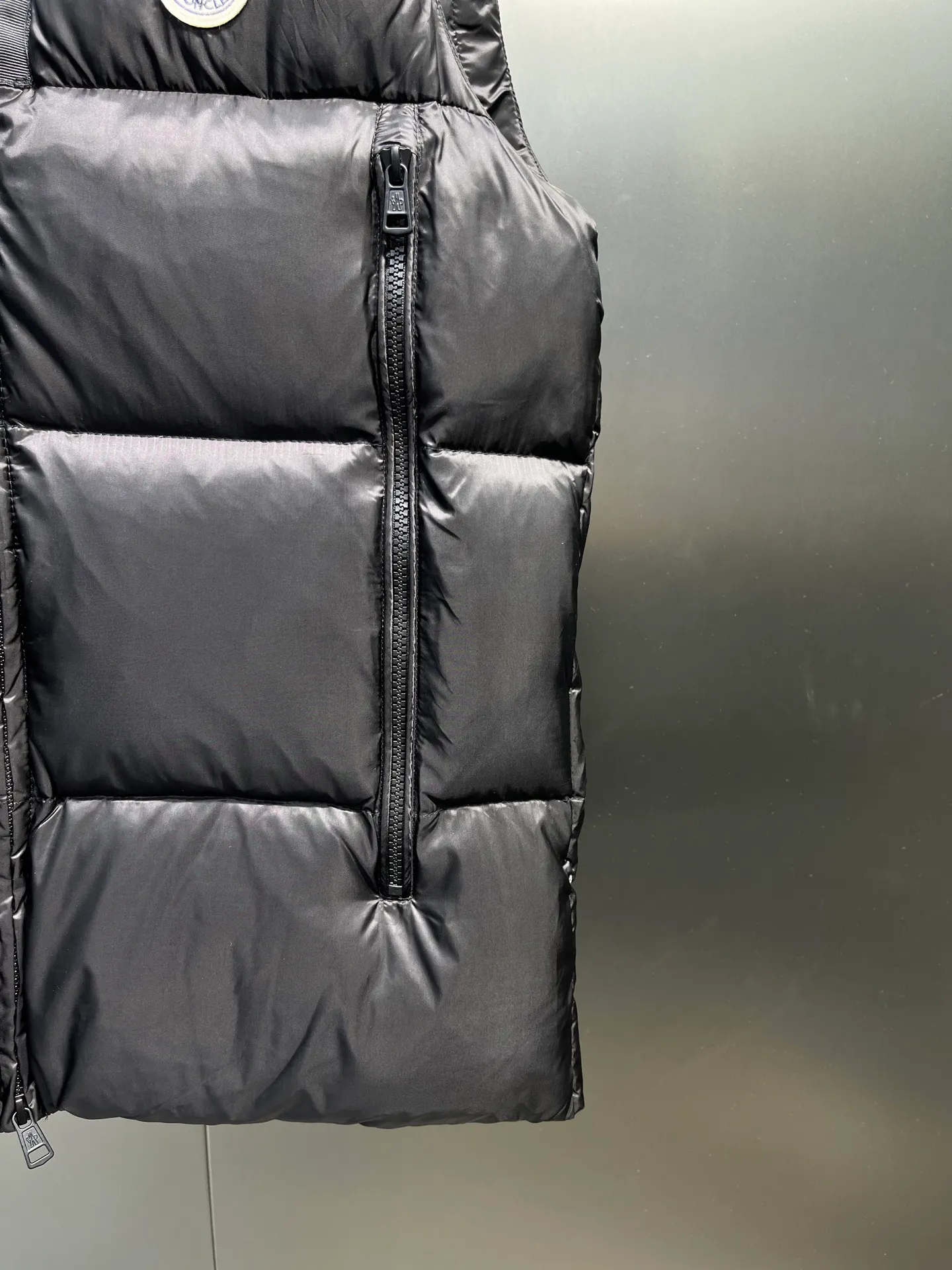 P720 moncler 🌟Mandou Semeru down jacket vest New autumn and winter Semeru men's down vest Semeru down vest is specially designed for modern men who pay attention to functionality and beauty. The quilted design is quite distinctive. Return to pure style. New products for autumn and winter. Short down vest for men and women. Customized with 90% white goose down filling. Tago down vest has a low-key style, streamlined straight cut design, and the pull-out hood can be freely stored in the seamless taped zipper stand collar. Quilted style made of polyester Polyester lining Down filling Pull-out hood Zip closure Zippered pockets Black monogram logo Unique chest zip Size: M-5XL