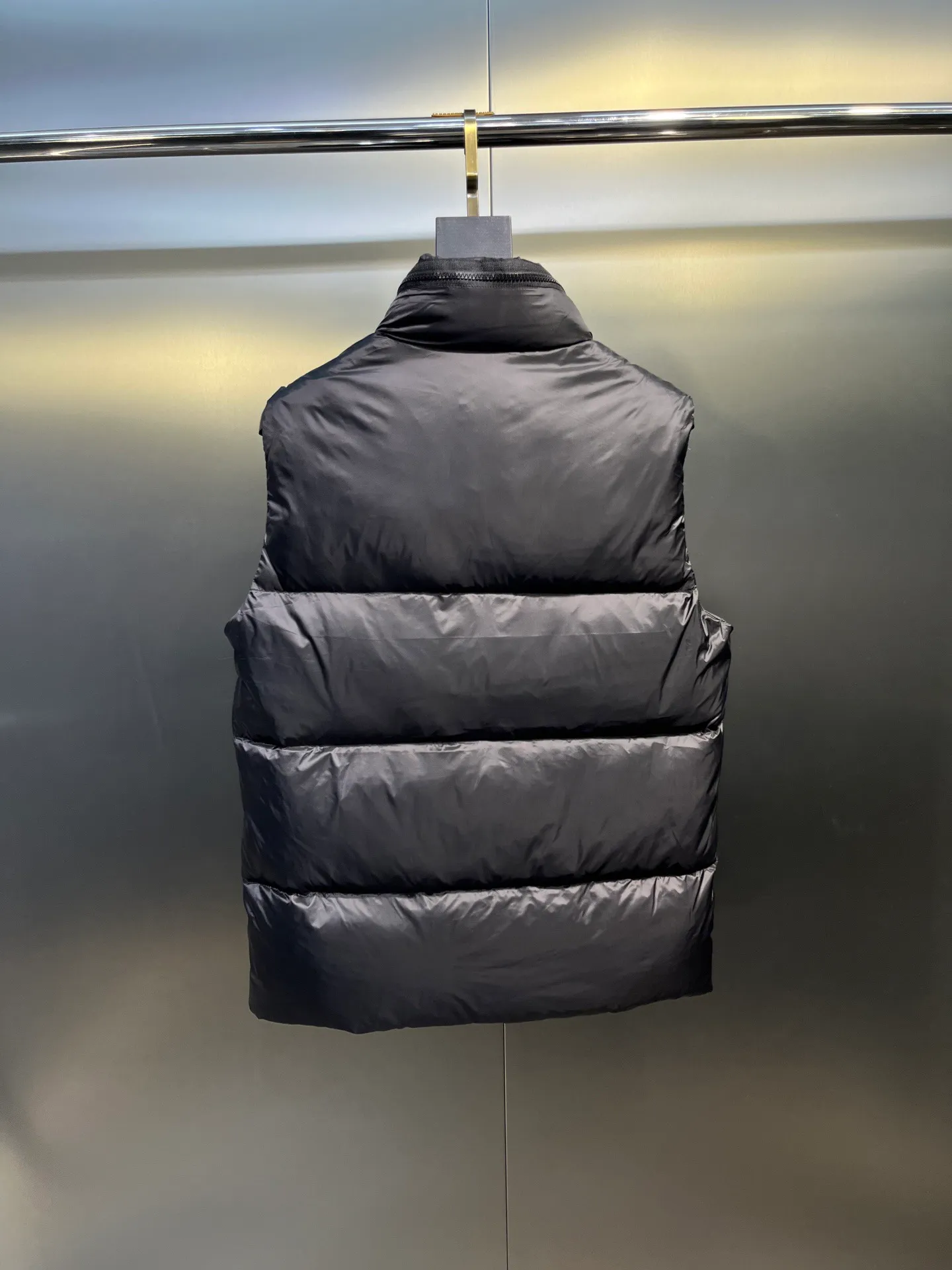 P720 moncler 🌟Mandou Semeru down jacket vest New autumn and winter Semeru men's down vest Semeru down vest is specially designed for modern men who pay attention to functionality and beauty. The quilted design is quite distinctive. Return to pure style. New products for autumn and winter. Short down vest for men and women. Customized with 90% white goose down filling. Tago down vest has a low-key style, streamlined straight cut design, and the pull-out hood can be freely stored in the seamless taped zipper stand collar. Quilted style made of polyester Polyester lining Down filling Pull-out hood Zip closure Zippered pockets Black monogram logo Unique chest zip Size: M-5XL
