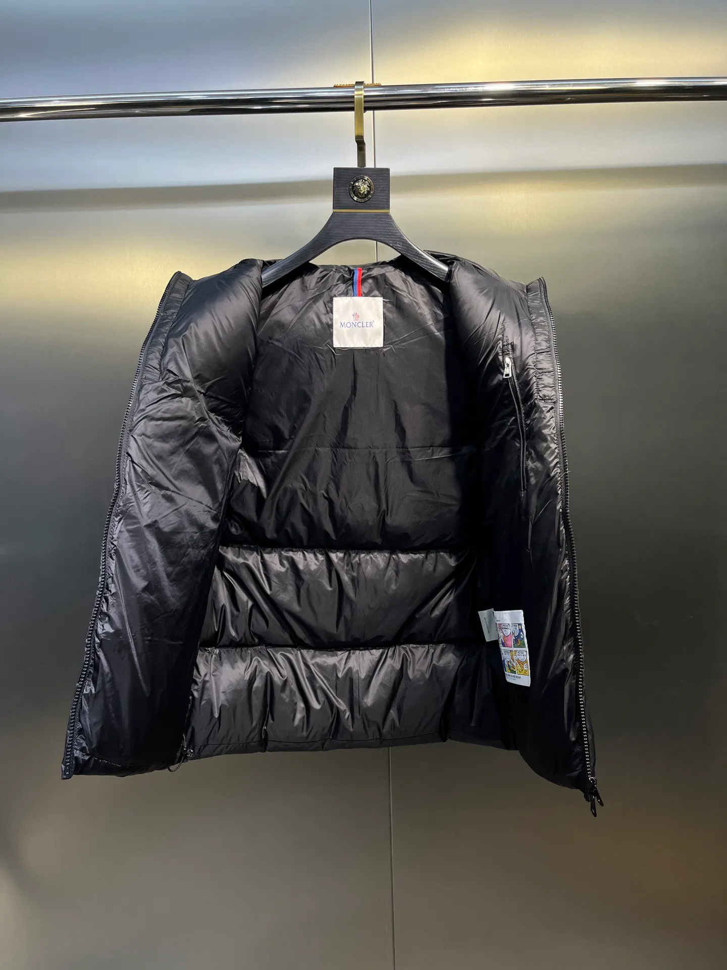 P720 moncler 🌟Mandou Semeru down jacket vest New autumn and winter Semeru men's down vest Semeru down vest is specially designed for modern men who pay attention to functionality and beauty. The quilted design is quite distinctive. Return to pure style. New products for autumn and winter. Short down vest for men and women. Customized with 90% white goose down filling. Tago down vest has a low-key style, streamlined straight cut design, and the pull-out hood can be freely stored in the seamless taped zipper stand collar. Quilted style made of polyester Polyester lining Down filling Pull-out hood Zip closure Zippered pockets Black monogram logo Unique chest zip Size: M-5XL