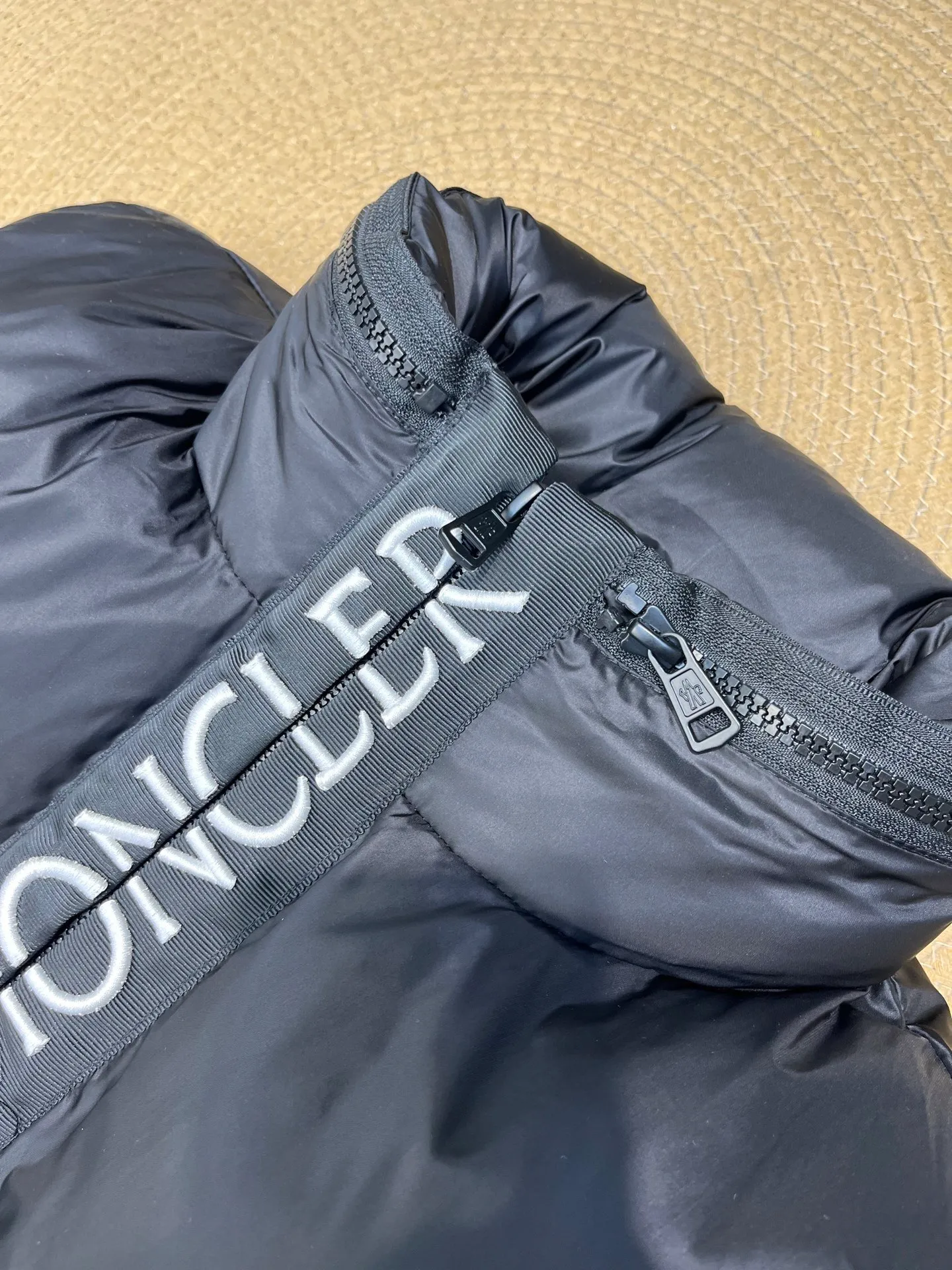 P720 moncler 🌟Mandou Semeru down jacket vest New autumn and winter Semeru men's down vest Semeru down vest is specially designed for modern men who pay attention to functionality and beauty. The quilted design is quite distinctive. Return to pure style. New products for autumn and winter. Short down vest for men and women. Customized with 90% white goose down filling. Tago down vest has a low-key style, streamlined straight cut design, and the pull-out hood can be freely stored in the seamless taped zipper stand collar. Quilted style made of polyester Polyester lining Down filling Pull-out hood Zip closure Zippered pockets Black monogram logo Unique chest zip Size: M-5XL