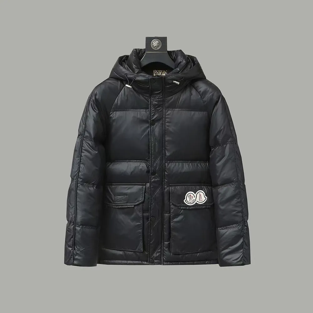 P840 MONCLER/Mask "Official website's same classic double patchwork embroidered small label splicing pocket" Hooded down jacket - Fabric: National standard 90 white duck down jacket, made of polyester fiber fabric. Comfortable and warm, perfect appearance, good bulk recovery after compression, heat-containing warmth, complete three standards, original fabric, official same style, different from ordinary version on the market - Color: black - Size: M L XL XXL XXL XXXL - Purchase the original mold and create it with a full set of customized accessories. Details determine success or failure.  - Accessories: The original accessories are complete with one to one and three standards, os off-shoulder version, same style for men and women, official website quality - no gender distinction, same style for men and women