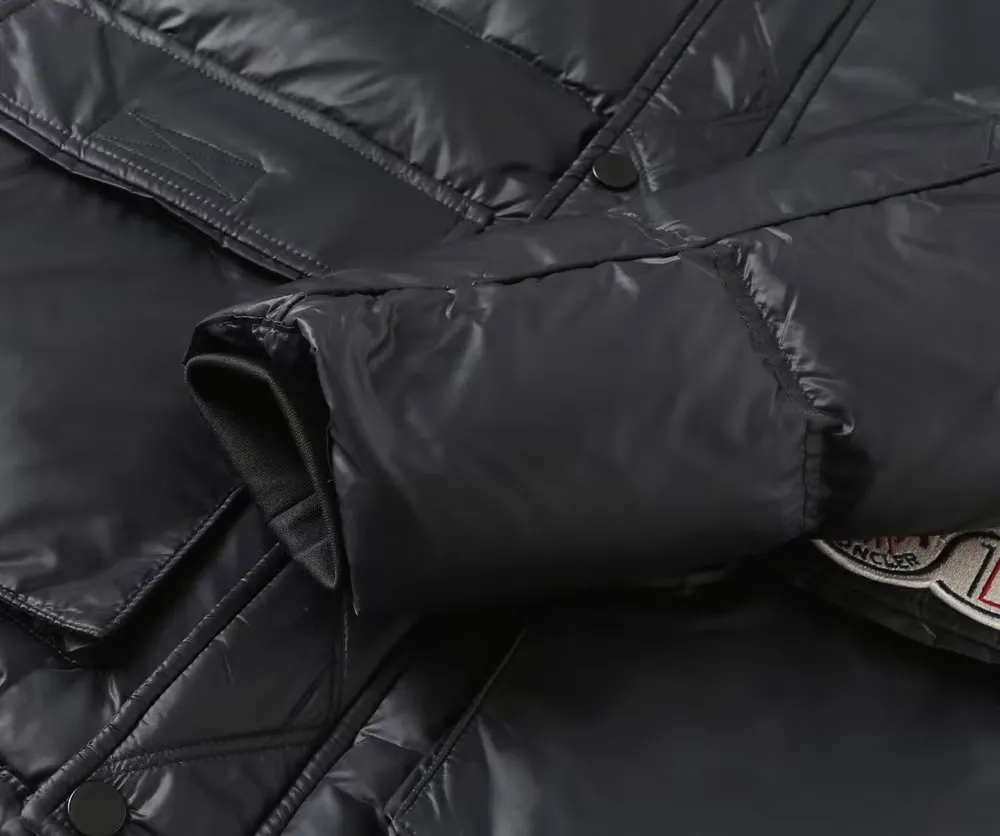 P840 MONCLER/Mask "Official website's same classic double patchwork embroidered small label splicing pocket" Hooded down jacket - Fabric: National standard 90 white duck down jacket, made of polyester fiber fabric. Comfortable and warm, perfect appearance, good bulk recovery after compression, heat-containing warmth, complete three standards, original fabric, official same style, different from ordinary version on the market - Color: black - Size: M L XL XXL XXL XXXL - Purchase the original mold and create it with a full set of customized accessories. Details determine success or failure.  - Accessories: The original accessories are complete with one to one and three standards, os off-shoulder version, same style for men and women, official website quality - no gender distinction, same style for men and women